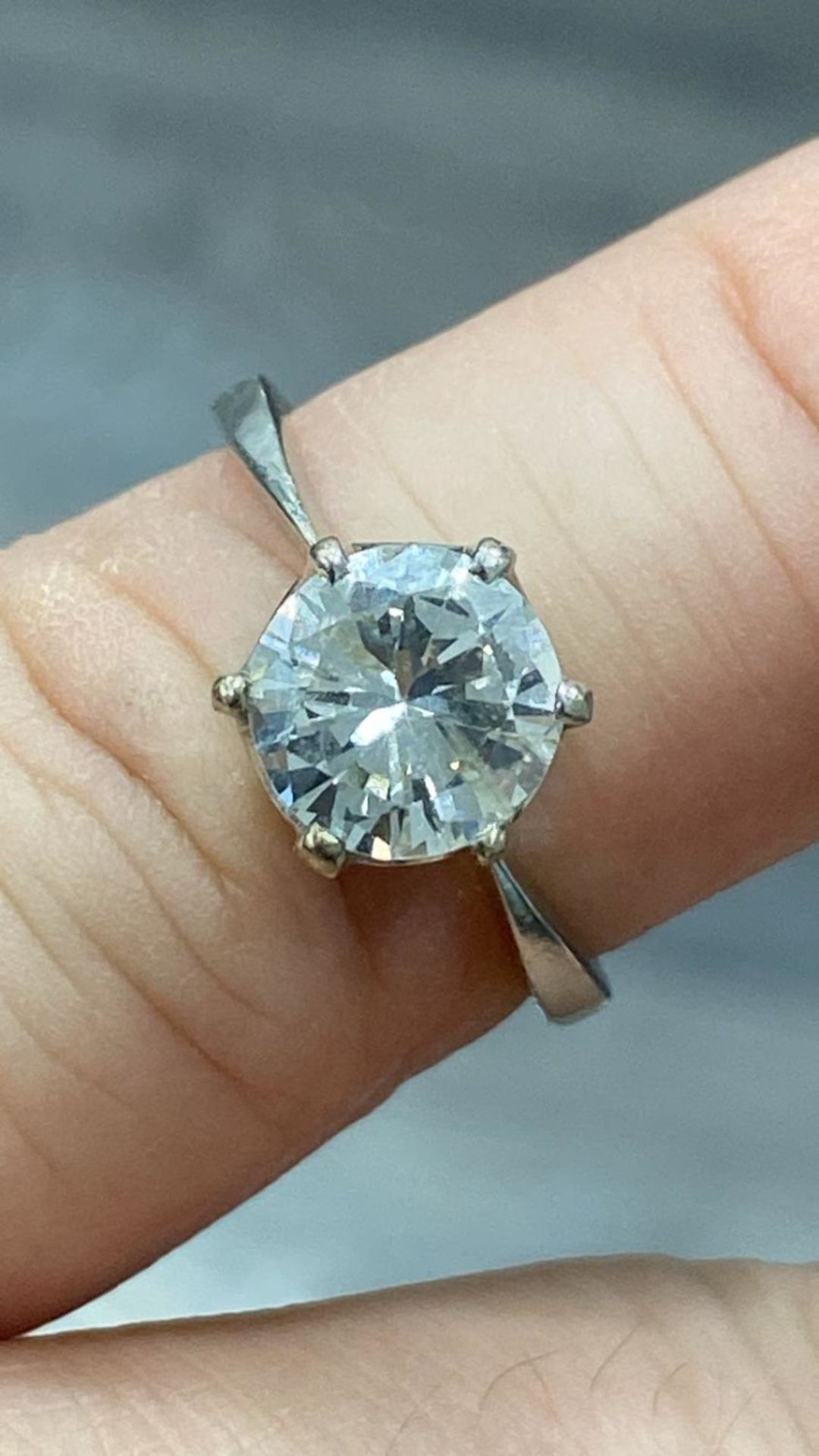 1.50CT NATURAL DIAMOND SOLITAIRE ENGAGEMENT RING (H / SI2) - £15K VALUATION - Image 3 of 3