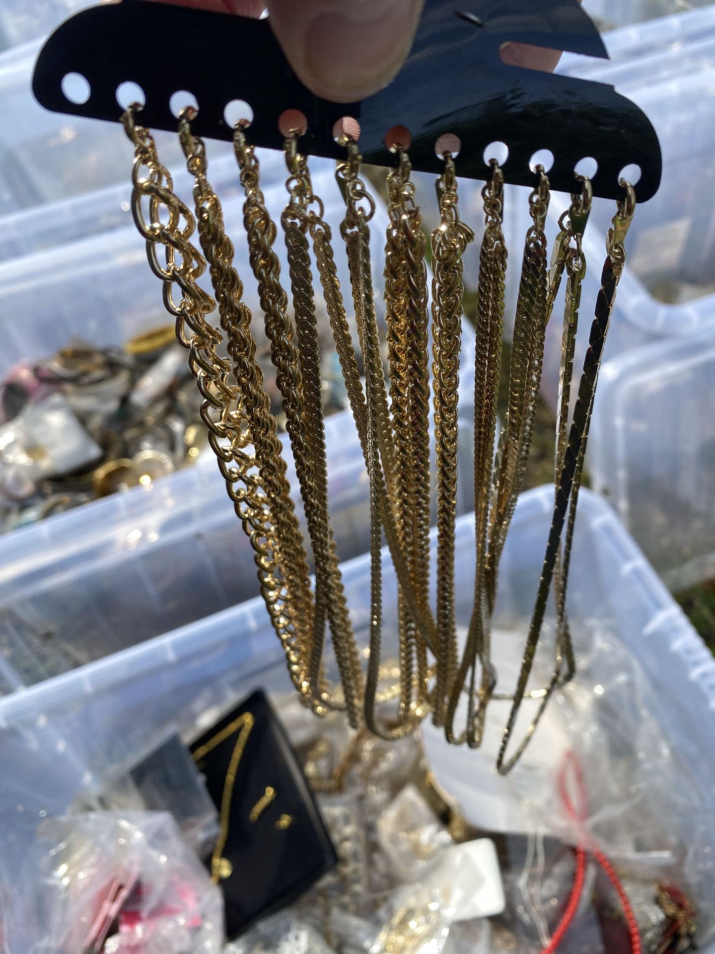 LARGE QUANTITY OF COSTUME JEWELLERY INC GOLD PLATED CHAINS, RINGS ETC - Image 25 of 32