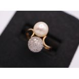 18K YELLOW GOLD - DIAMOND & PEARL 'TOI ET MOI' RING (UK SIZE: T 1/2)