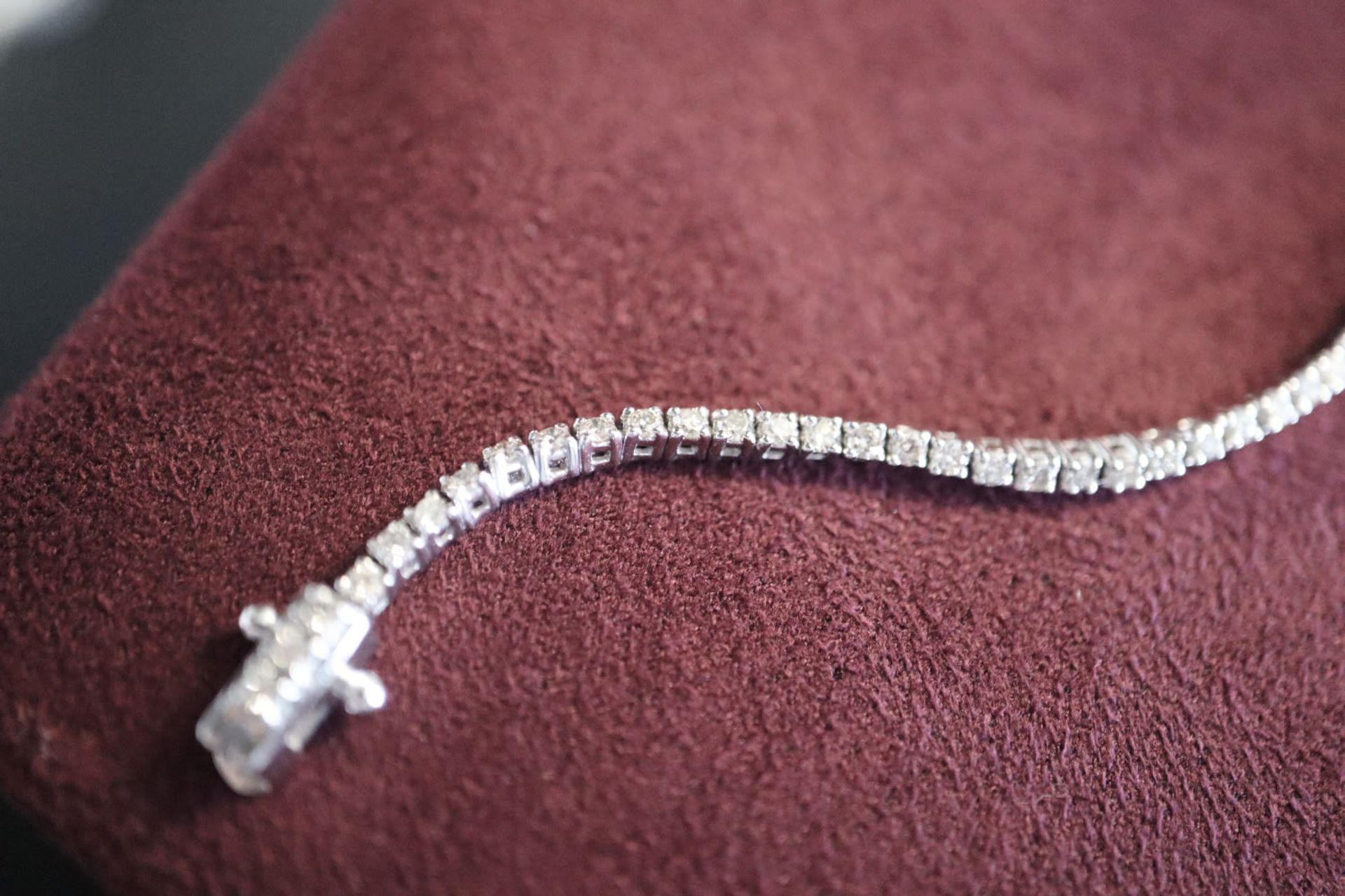 18K '750' WHITE GOLD & DIAMOND (1.35CT) TENNIS BRACELET - Image 3 of 5