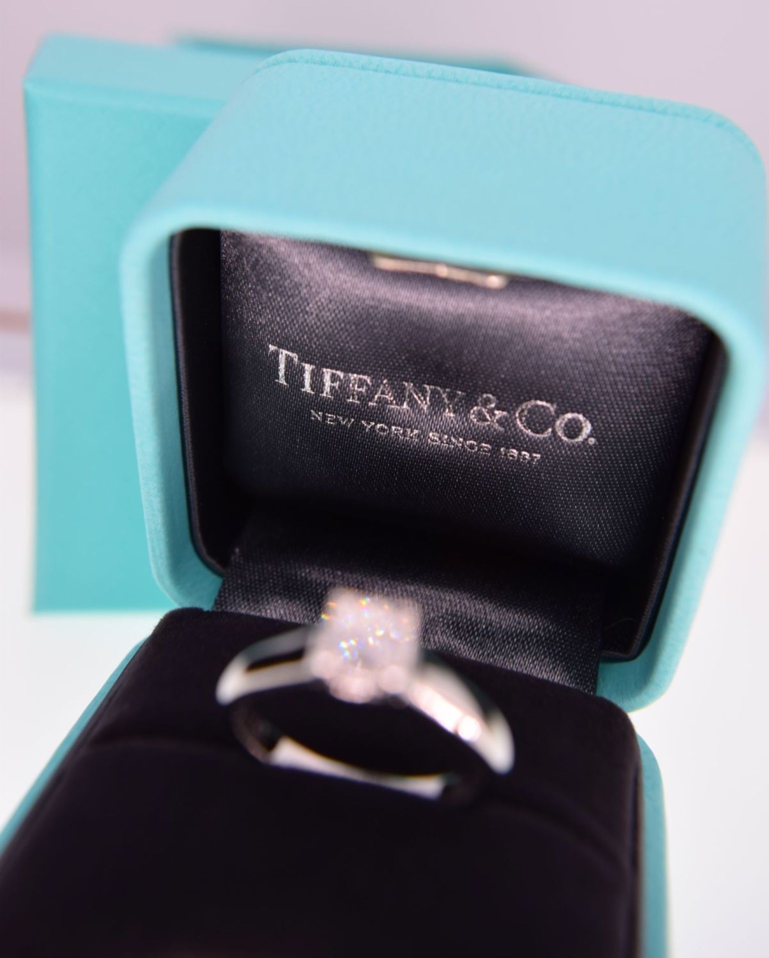 BEAUTIFUL DIAMOND TIFFANY & CO. "LUCIDA" VVS PLATINUM SOLITAIRE (BOX & DIAMOND CERT £9,995.00) - Image 16 of 18