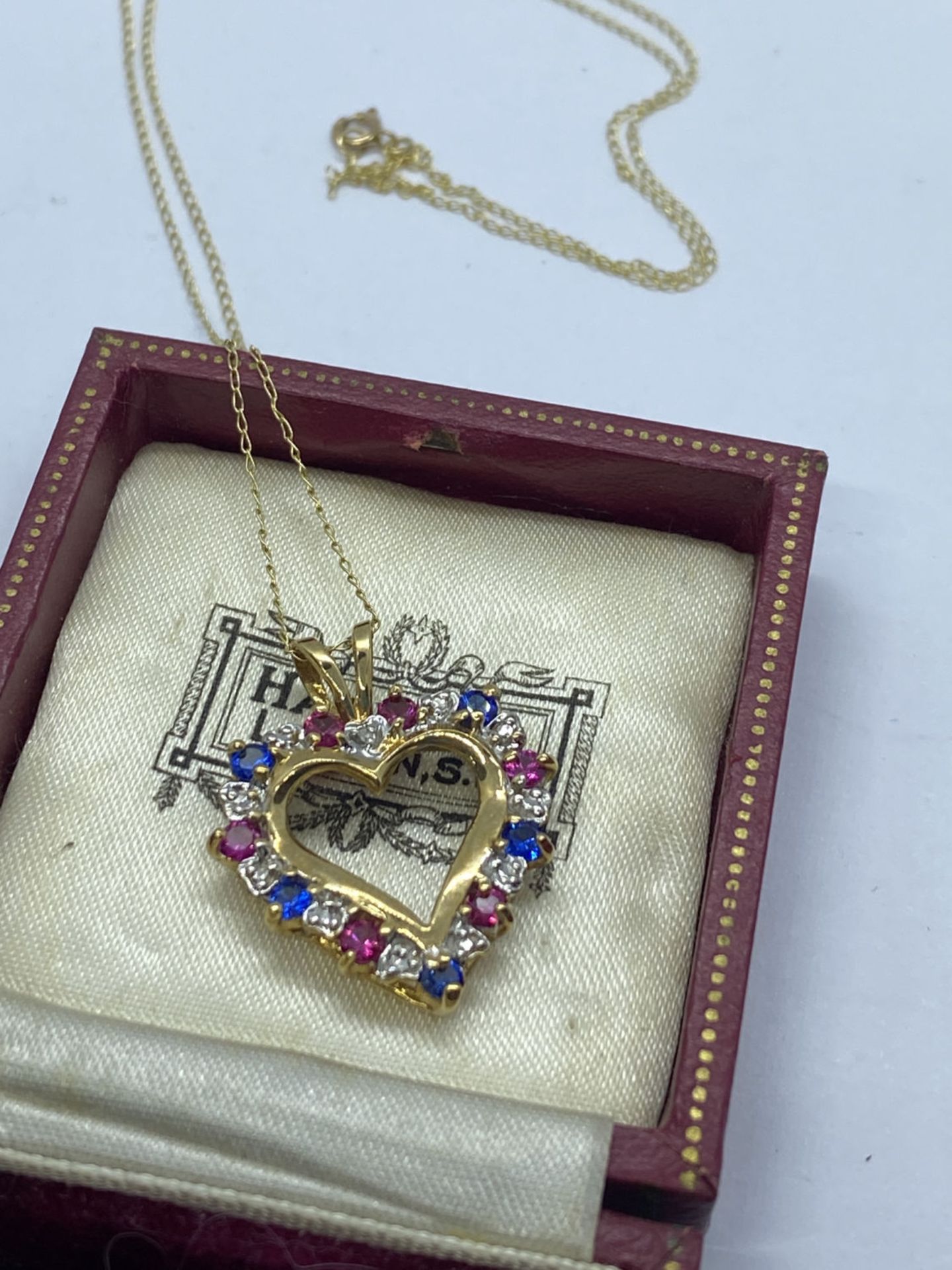 10ct GOLD PRETTY RED AND BLUE GEM SET HEART PENDANT 25mm x 20mm WITH APPROX. 18' CHAIN - Image 2 of 2