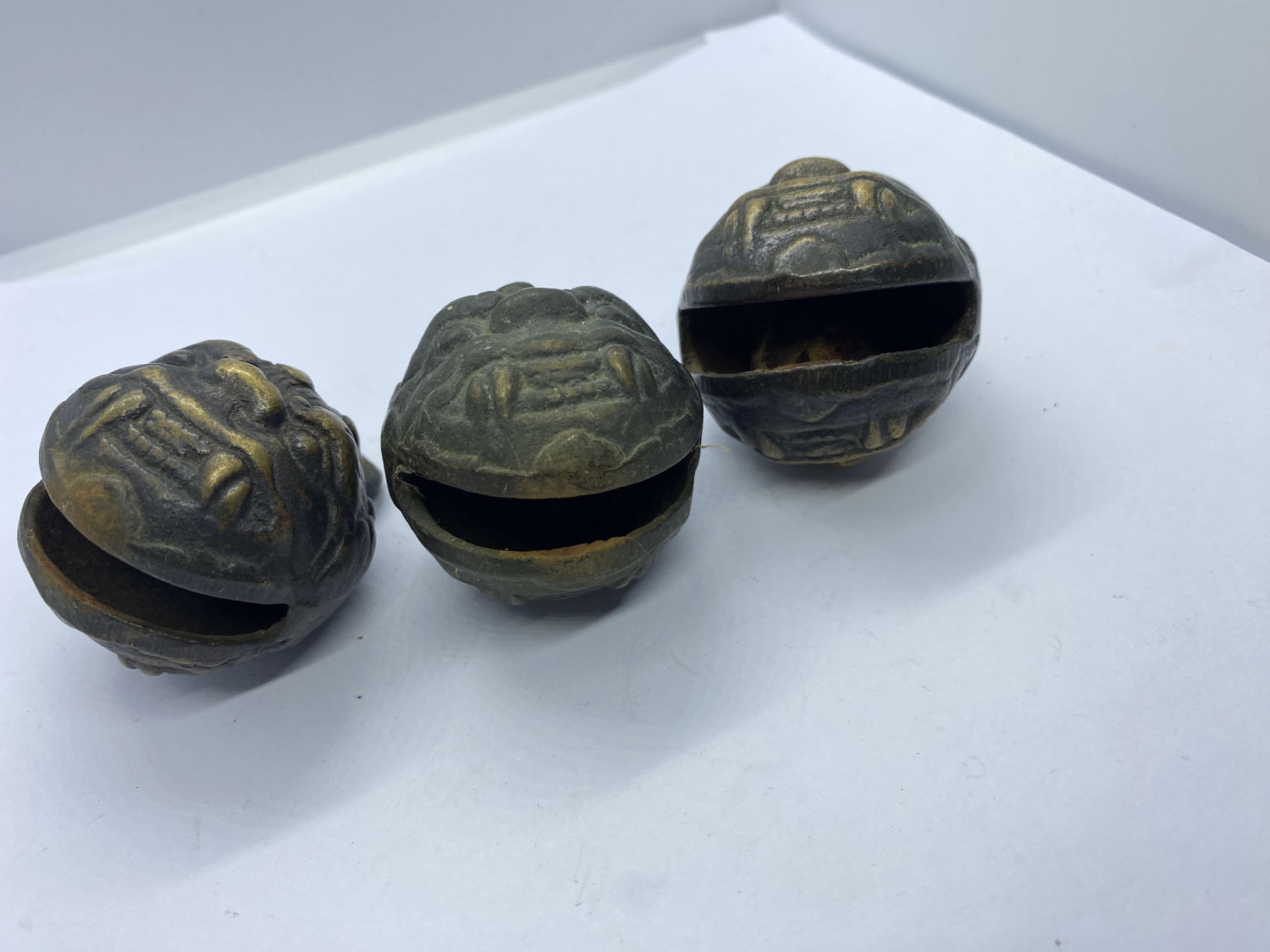 THREE RARE BRONZE CHINESE FENG SHUI LION BEAST HEAD BELL PENDANT/ ANIMAL BELL CAST IN METAL - Image 2 of 2