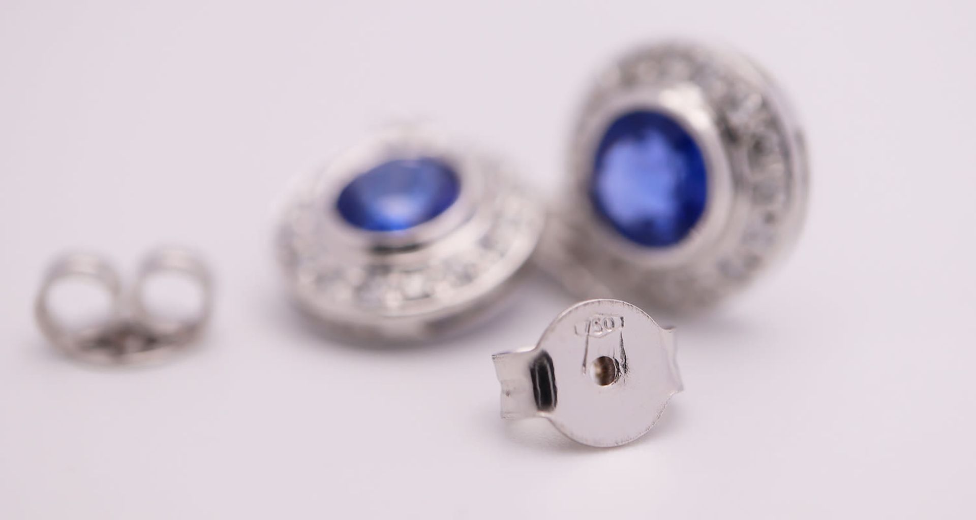 2.00CT STUNNING 'CORNFLOWER BLUE' SAPPHIRE & DIAMOND DROP EARRINGS set in 18K WHITE GOLD '750' - Image 4 of 4