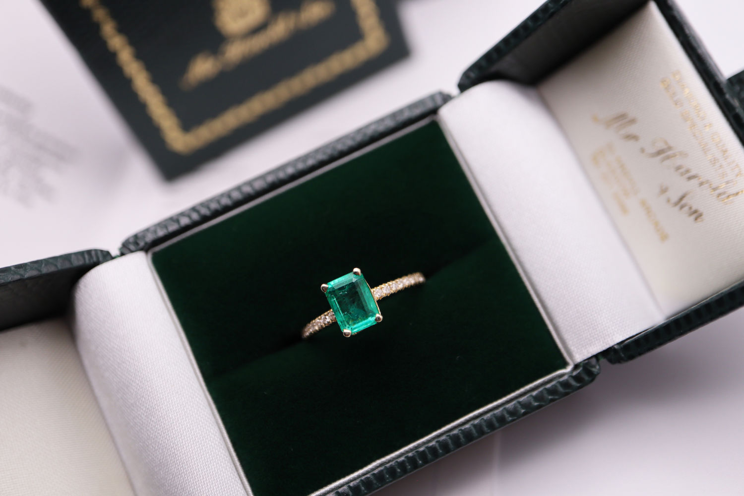 1.176CT EMERALD & DIAMOND RING set in 14K YELLOW GOLD - EMERALD CUT - Image 2 of 6