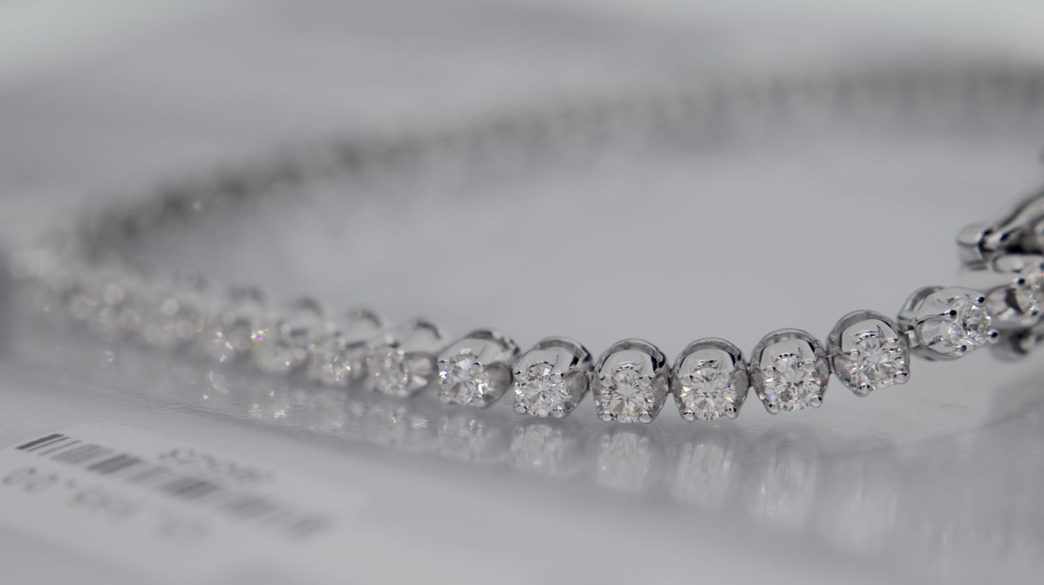 STUNNING 4.28ct White Gold Diamond Tennis Bracelet (*VS - F/G* Clarity & Colour) - Certificate & Box - Image 4 of 12