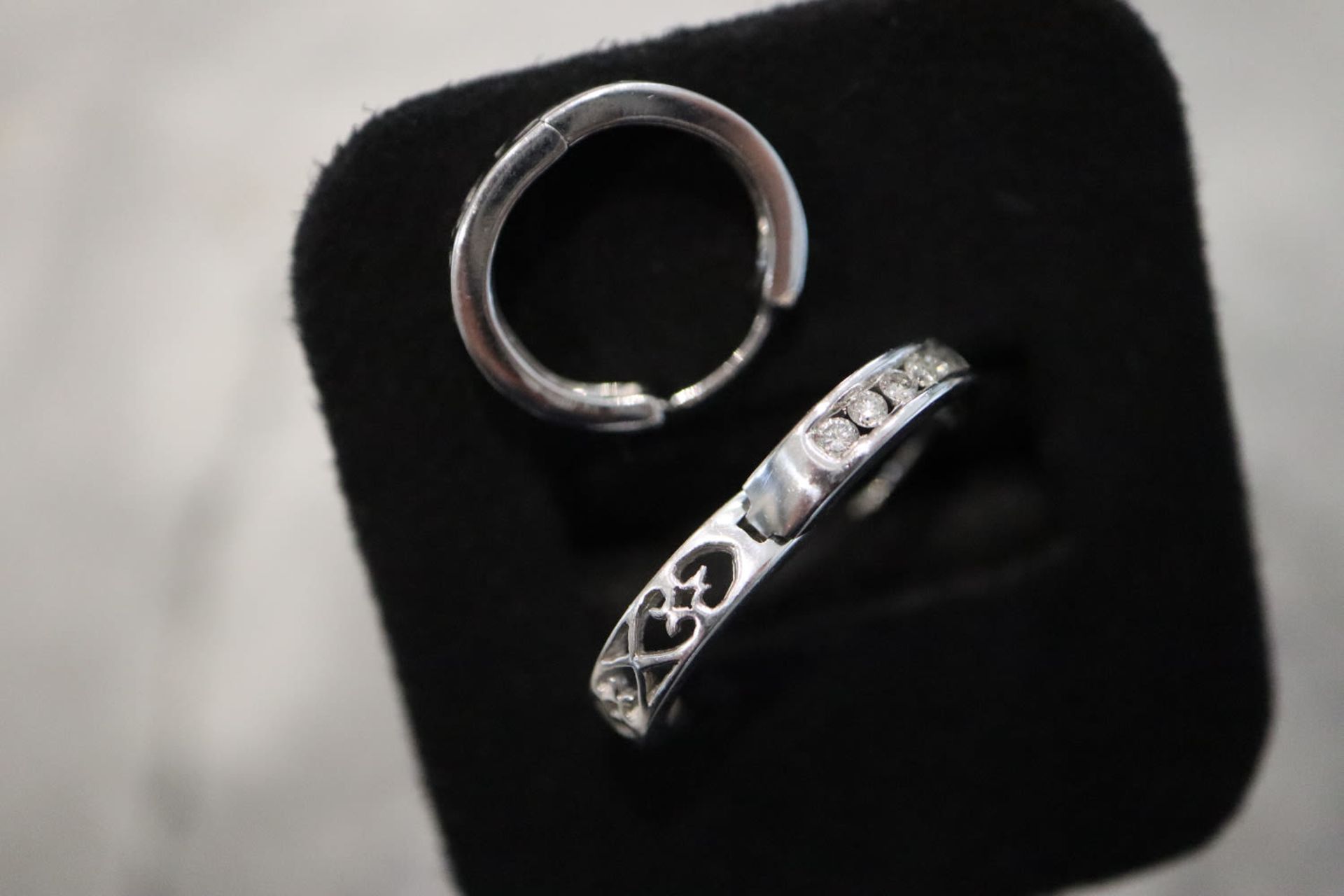 18K WHITE GOLD & DIAMOND (0.60ct) HUGGIE STYLE LOOP EARRINGS - Image 3 of 4