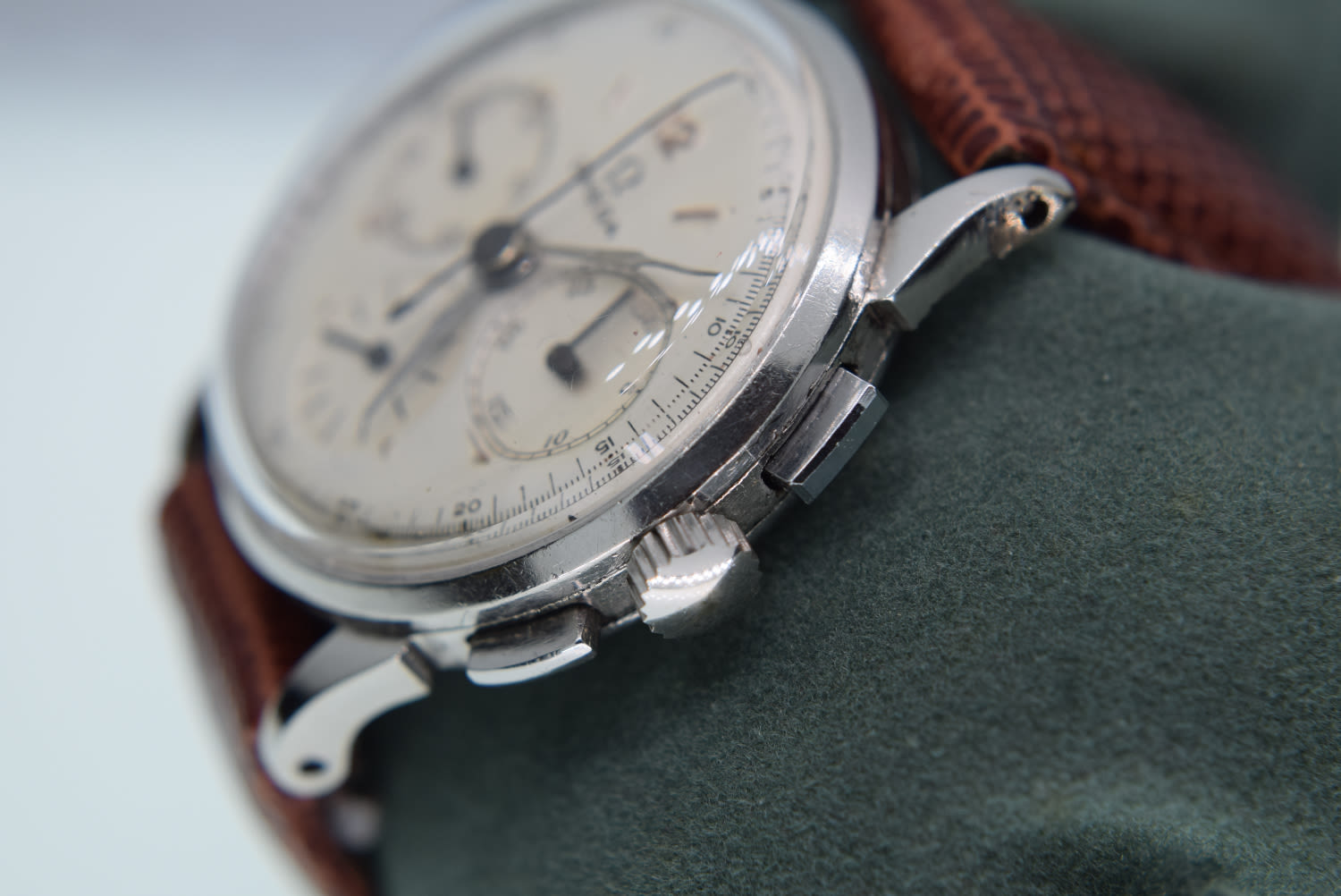 VINTAGE OMEGA WATCH WITH CHRONOGRAPH WITH OMEGA MANUAL WIND MOVEMENT - Image 2 of 5