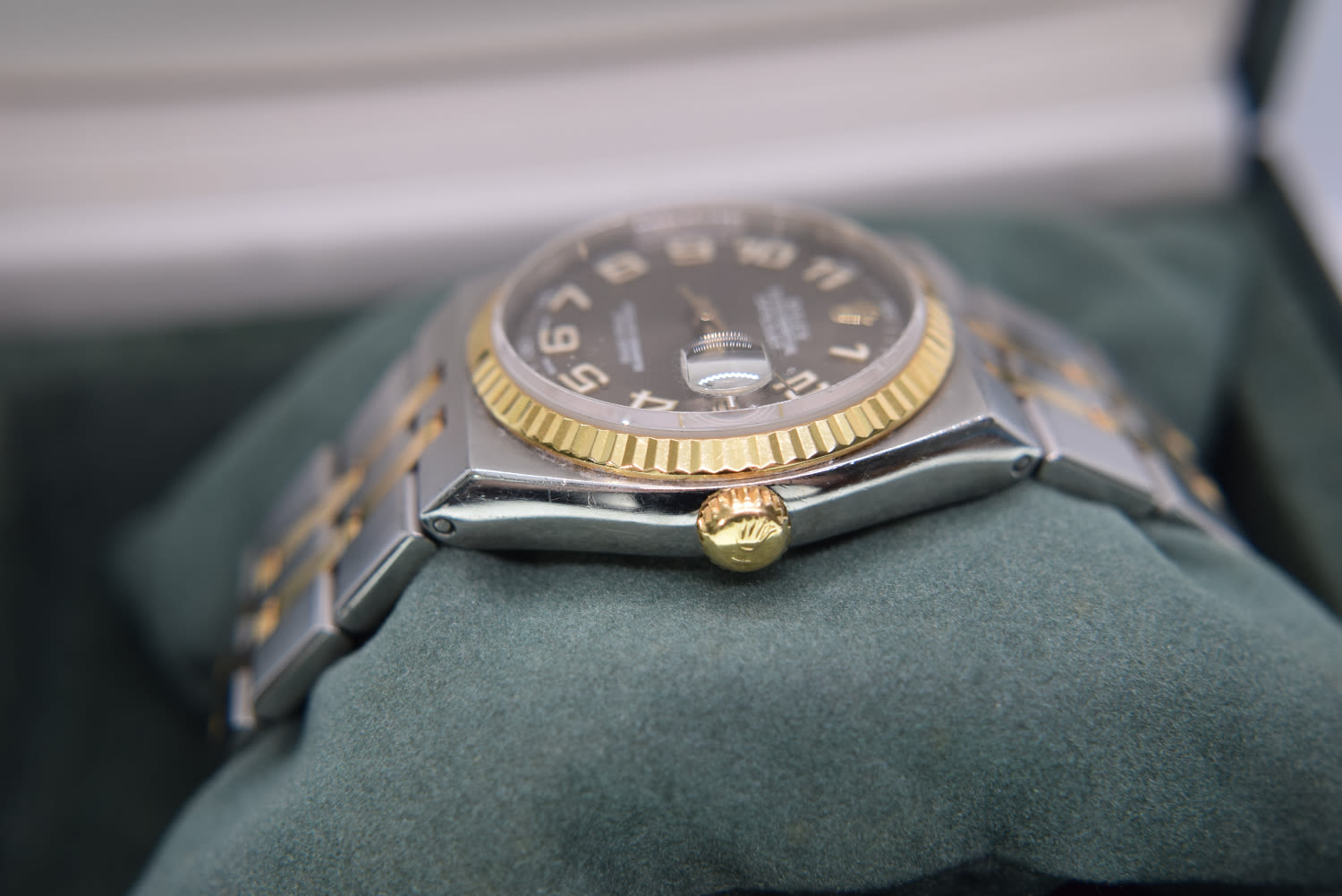 ROLEX OYSTERQUARTZ CHOCOLATE BULLSEYE NUMERAL DATEJUST REF. 17013 (18K GOLD & STEEL) - Image 4 of 8