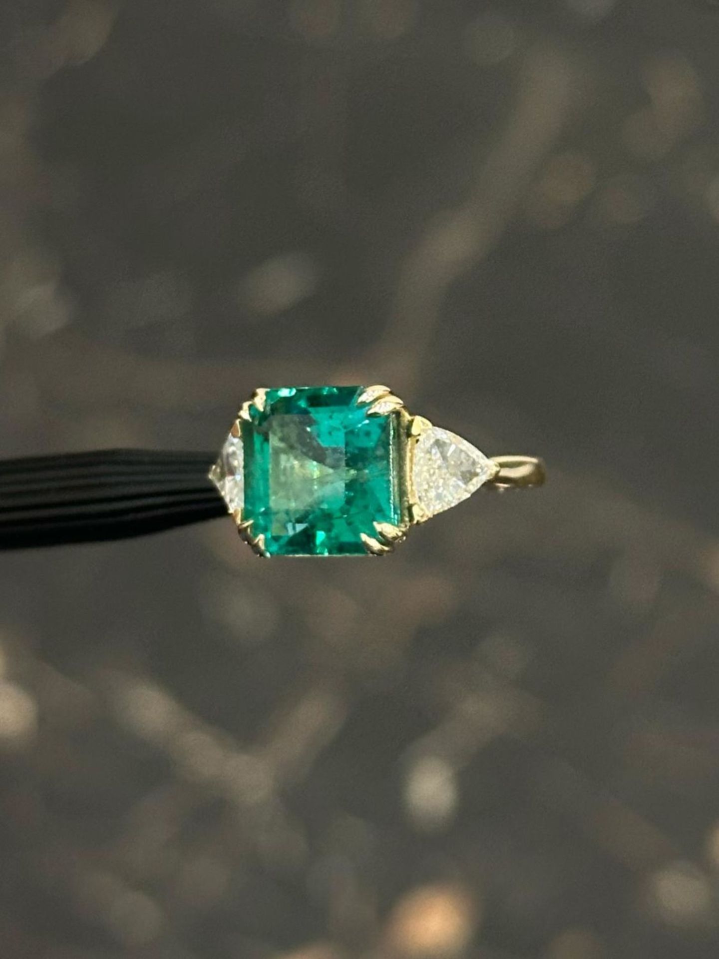 6.94ct BEAUTIFUL ZAMBIAN NATURAL EMERALD / 1.02CT DIAMOND / 18K YELLOW GOLD SETTING - Image 5 of 6