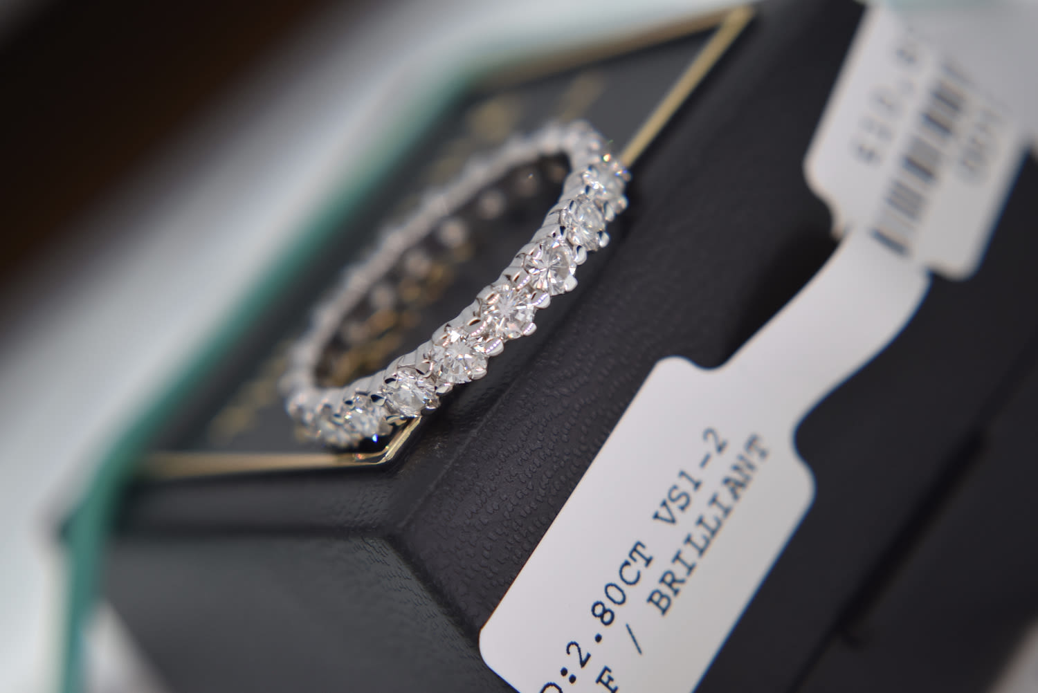 STUNNING 2.80CT VS1-2 / E-F ROUND BRILLIANT CUT DIAMOND FULL ETERNITY BAND RING IN 18CT WHITE GOLD - Image 3 of 17