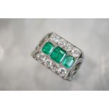 EMERALD & DIAMOND RING - PLATINUM SETTING (6.9g total)