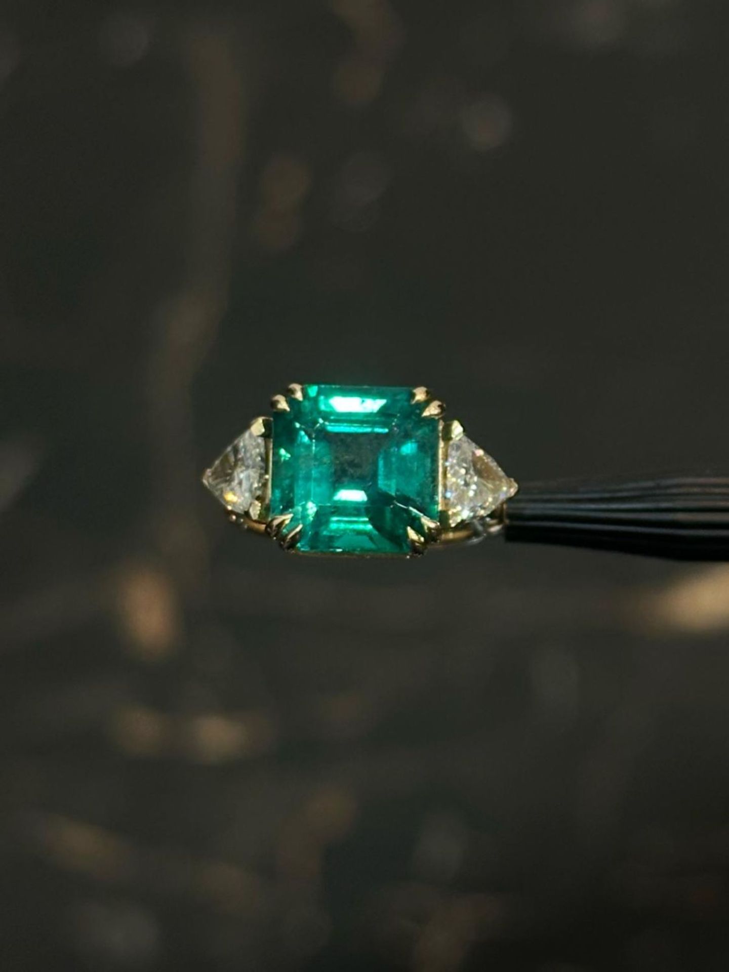 6.94ct BEAUTIFUL ZAMBIAN NATURAL EMERALD / 1.02CT DIAMOND / 18K YELLOW GOLD SETTING - Image 3 of 6