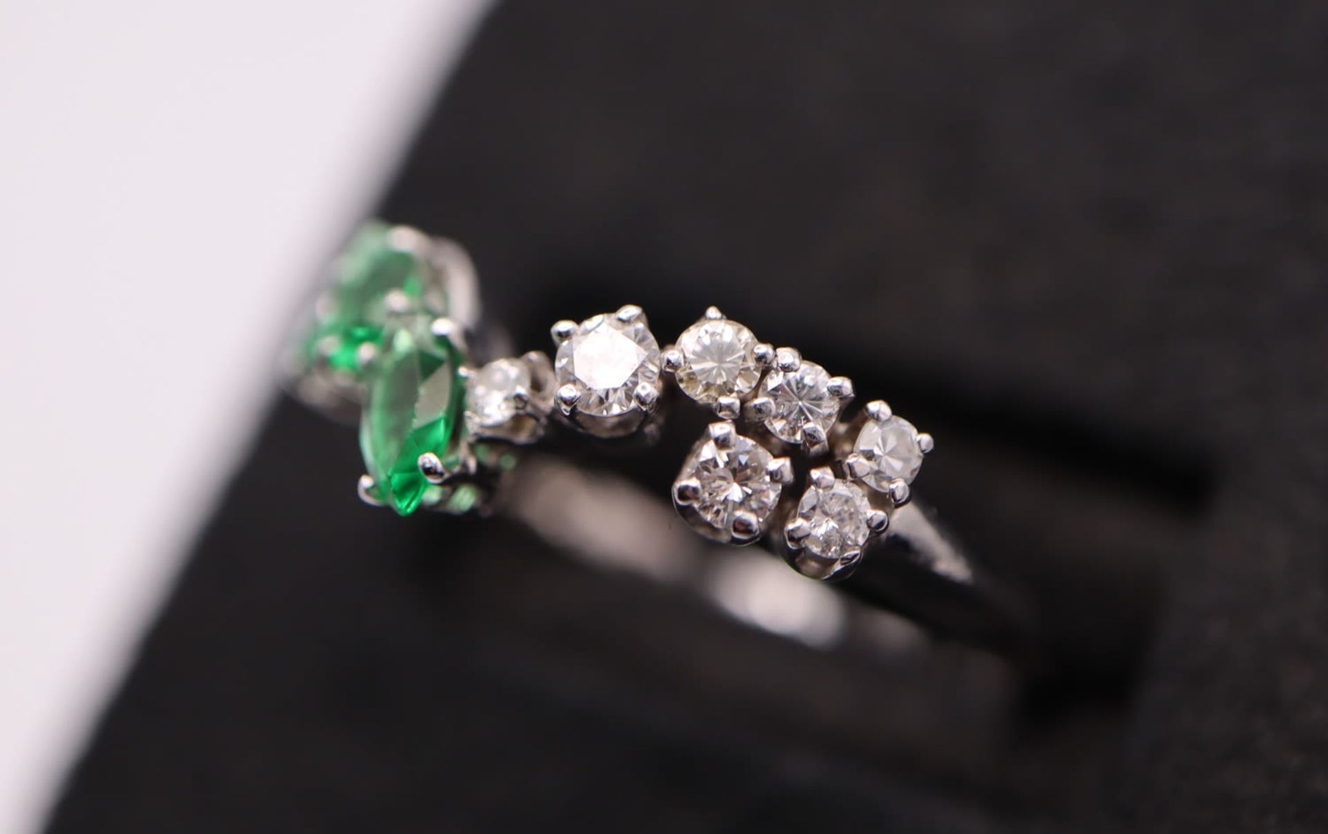 DIAMOND & EMERALD RING in 9K GOLD - Image 2 of 5