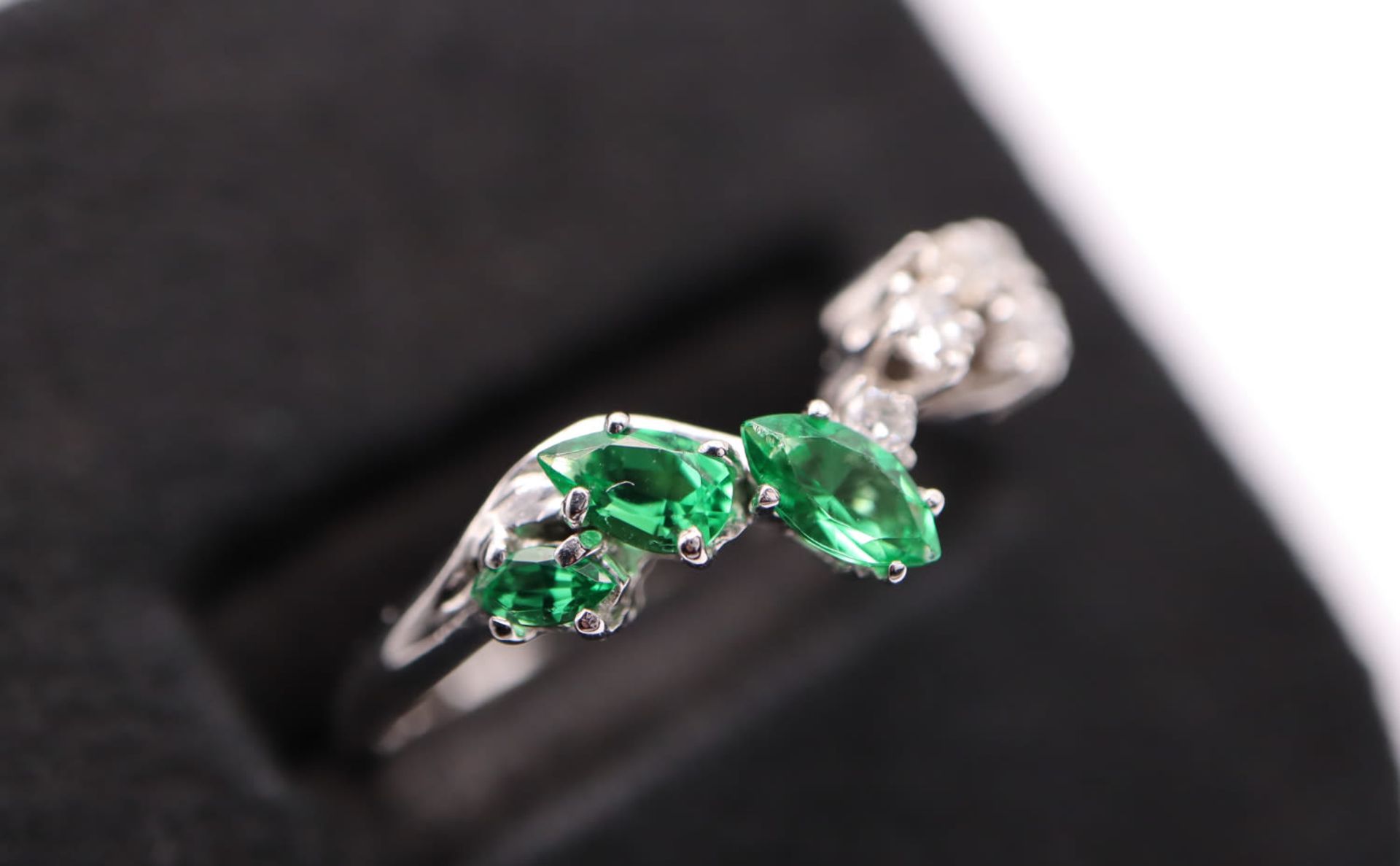 DIAMOND & EMERALD RING in 9K GOLD - Image 3 of 5