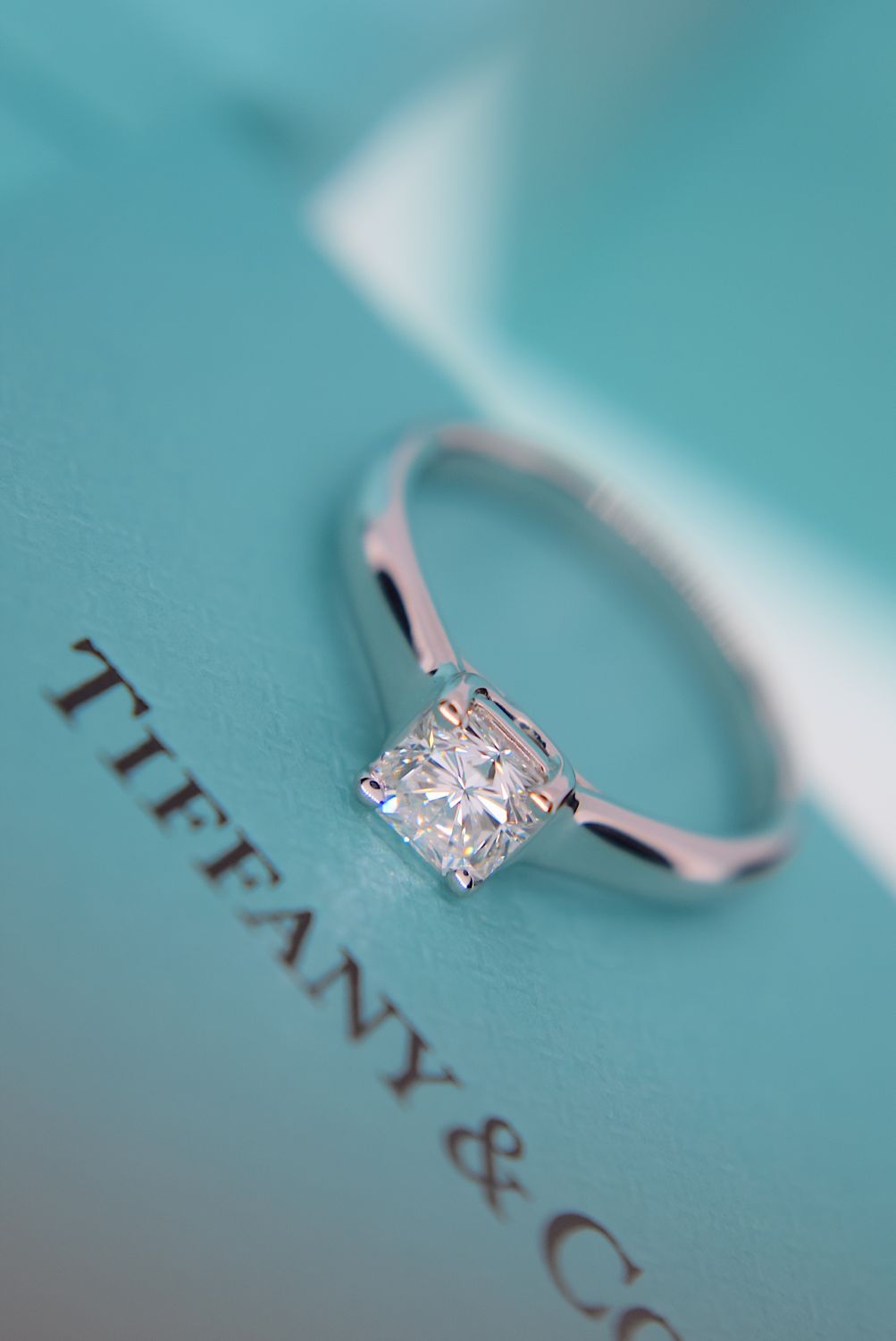 BEAUTIFUL DIAMOND TIFFANY & CO. "LUCIDA" VVS PLATINUM SOLITAIRE (BOX & DIAMOND CERT £9,995.00) - Image 9 of 18