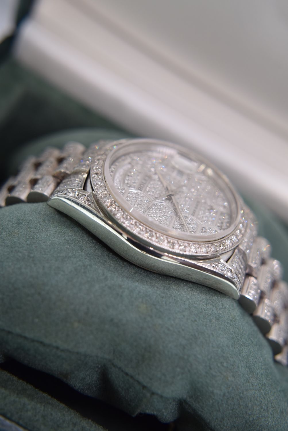 WATCH MARKED ROLEX DAY DATE (DIAMOND ENCRUSTED) MO - Image 6 of 13