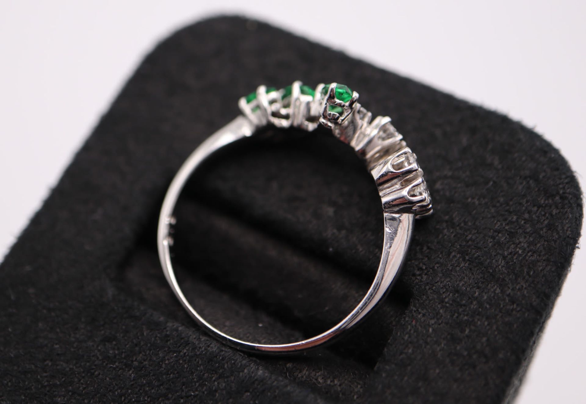 DIAMOND & EMERALD RING in 9K GOLD - Image 4 of 5