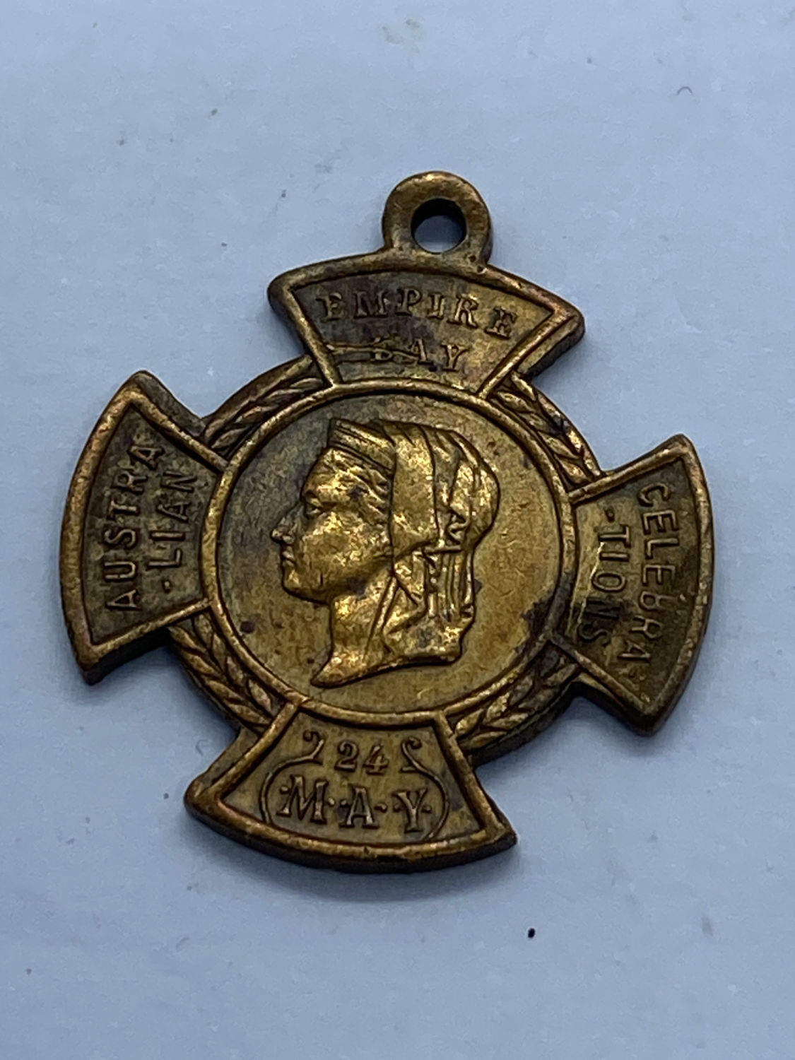 1901 AUSTRALIA UK QUEEN VICTORIA EMPIRE DAY BADGE PENDANT OLD ST GEORGE MEDAL - Image 2 of 3