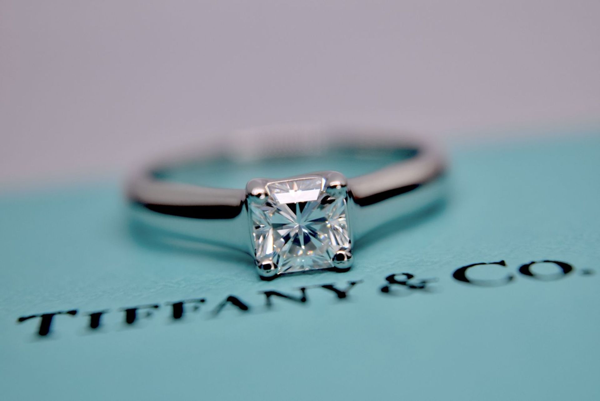 BEAUTIFUL DIAMOND TIFFANY & CO. "LUCIDA" VVS PLATINUM SOLITAIRE (BOX & DIAMOND CERT £9,995.00) - Image 13 of 18