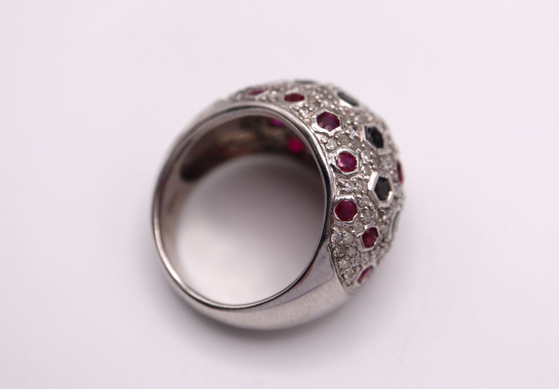 18K GOLD RING with RUBIES & DIAMONDS - UK SIZE: M - Image 3 of 5