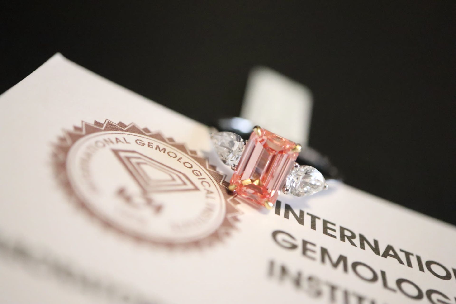 2.71CT PINK & WHITE DIAMOND TRILOGY RING, set in '950' PLATINUM MOUNT (EMERALD & PEAR CUTS) - Image 10 of 14