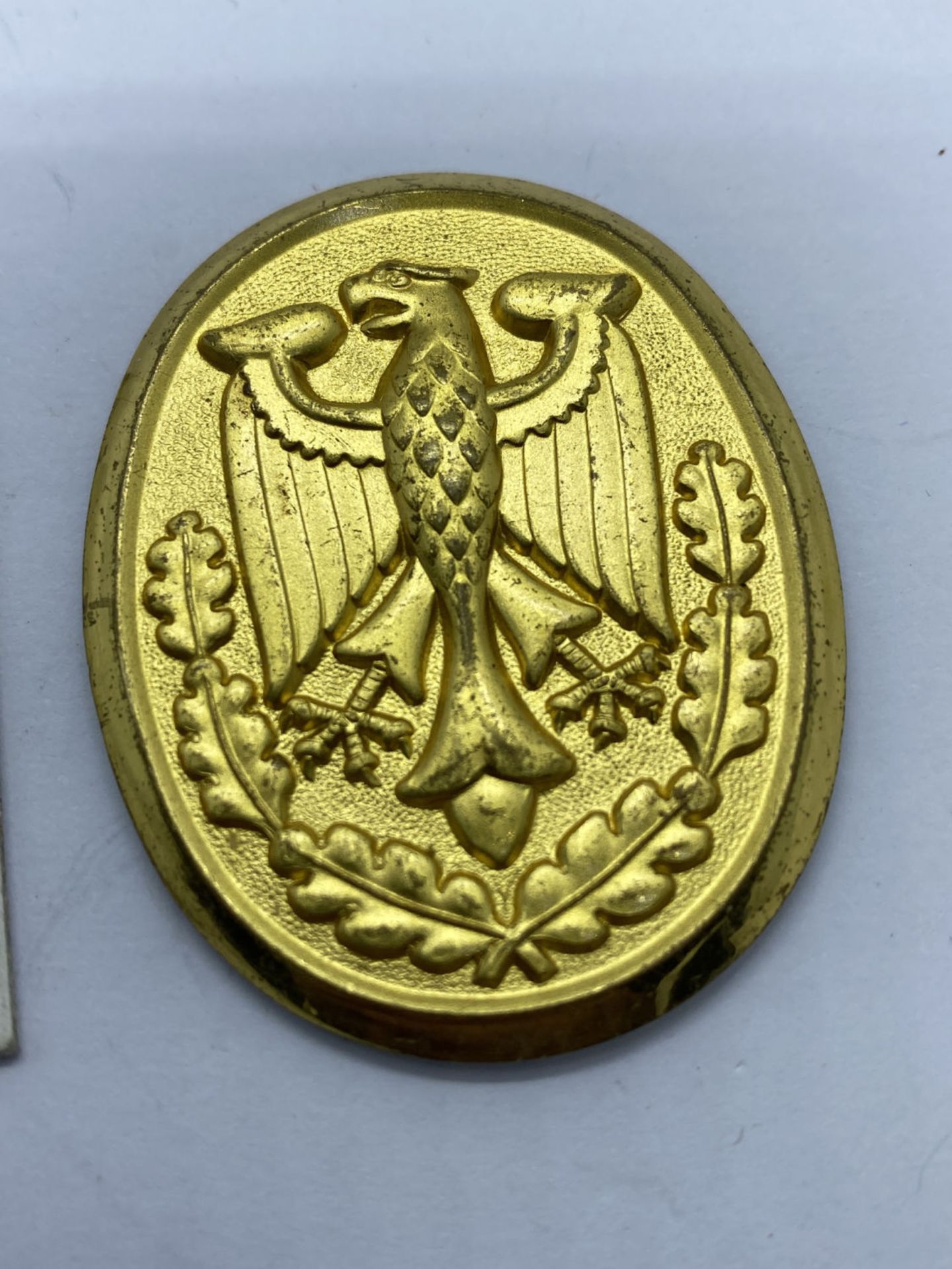VINTAGE WORLD WAR 2 (WWII) GERMAN MARKSMAN CAP BADGE EAGLE GOLD TONE AND 1939 GERMAN PFENNIG COIN - Image 3 of 5