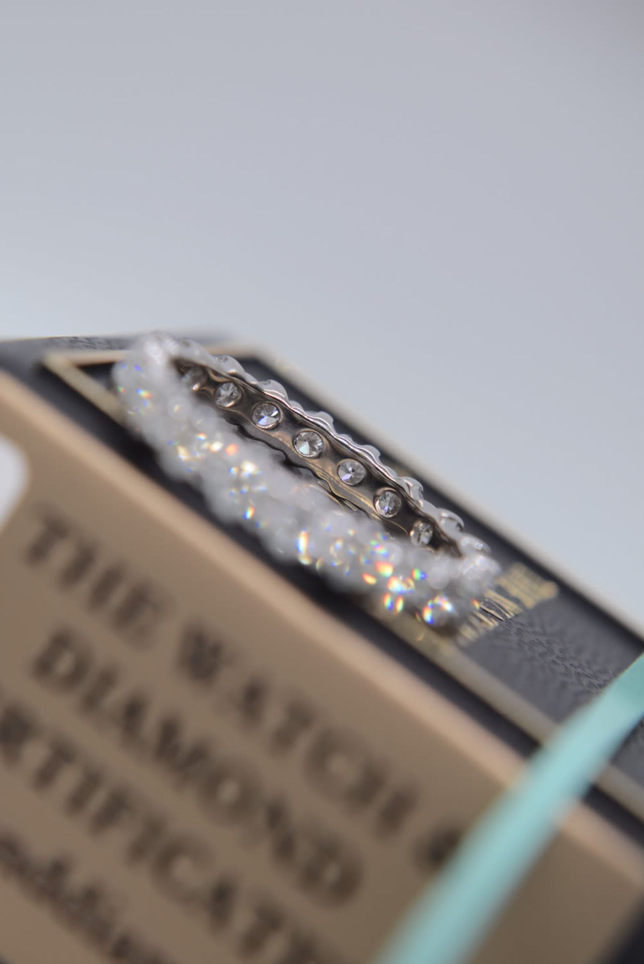 STUNNING 2.80CT VS1-2 / E-F ROUND BRILLIANT CUT DIAMOND FULL ETERNITY BAND RING IN 18CT WHITE GOLD - Image 6 of 17