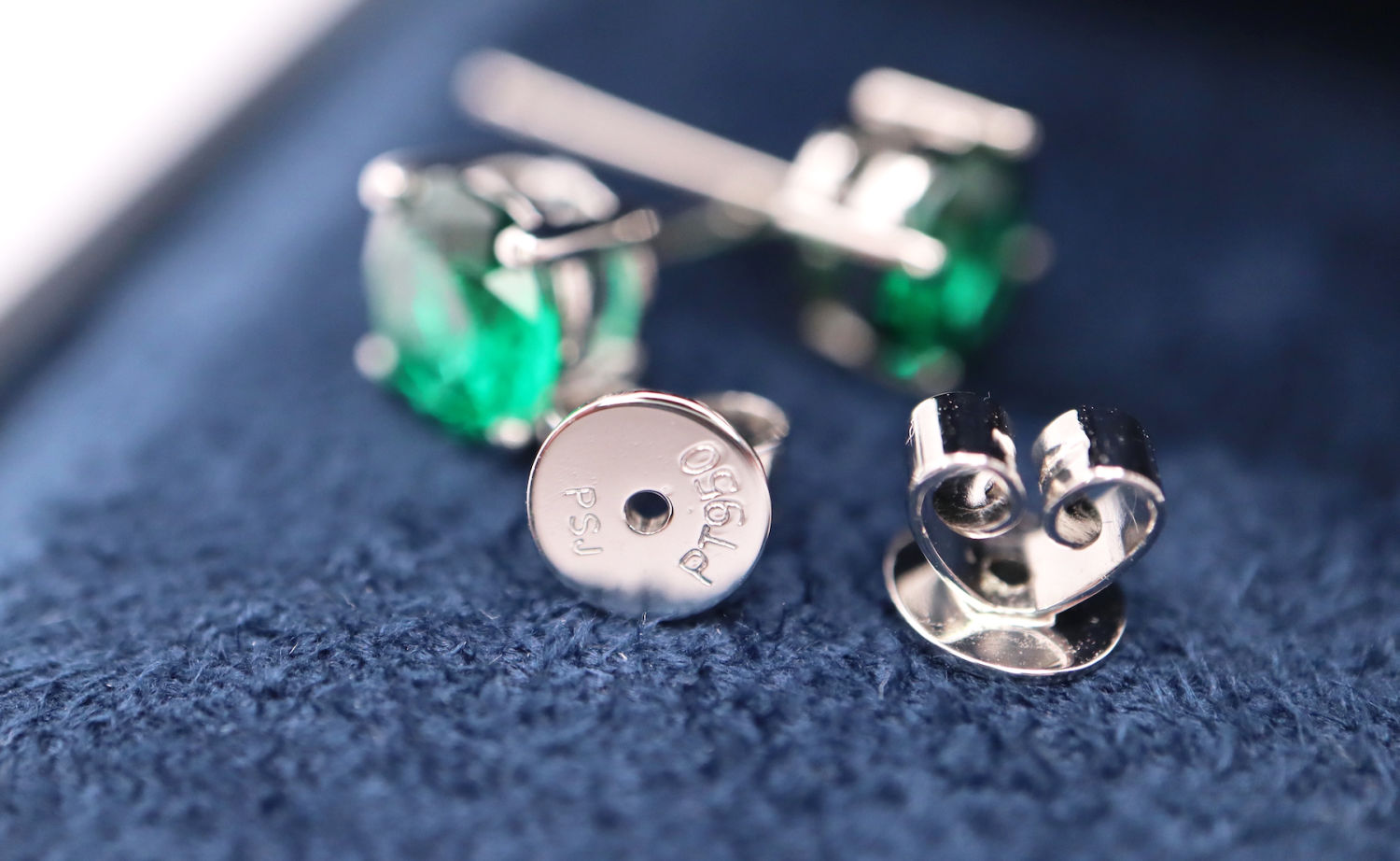 *STUNNING '950' PLATINUM SET - 1.50CT EMERALD STUD EARRINGS - Image 10 of 11