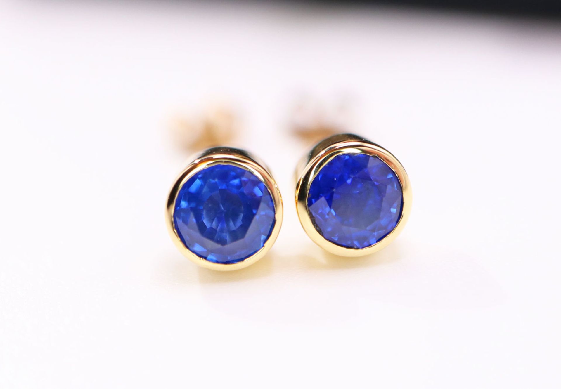 *BEAUTIFUL* 1.30CT BRIGHT BLUE SAPPHIRE STUD EARRINGS SET IN 18K YELLOW GOLD - Image 2 of 4