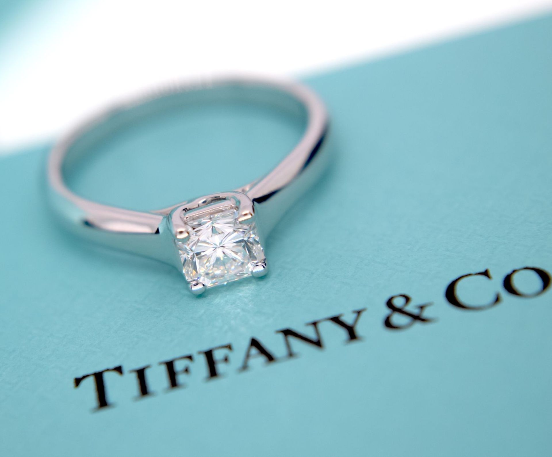 BEAUTIFUL DIAMOND TIFFANY & CO. "LUCIDA" VVS PLATINUM SOLITAIRE (BOX & DIAMOND CERT £9,995.00) - Image 6 of 18