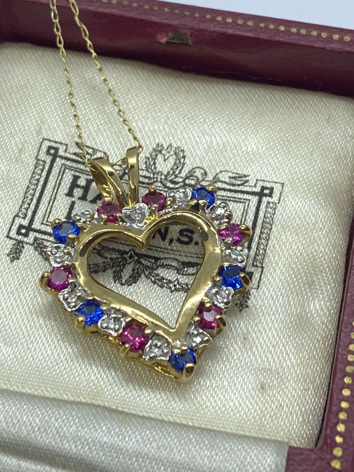 10ct GOLD PRETTY RED AND BLUE GEM SET HEART PENDANT 25mm x 20mm WITH APPROX. 18' CHAIN