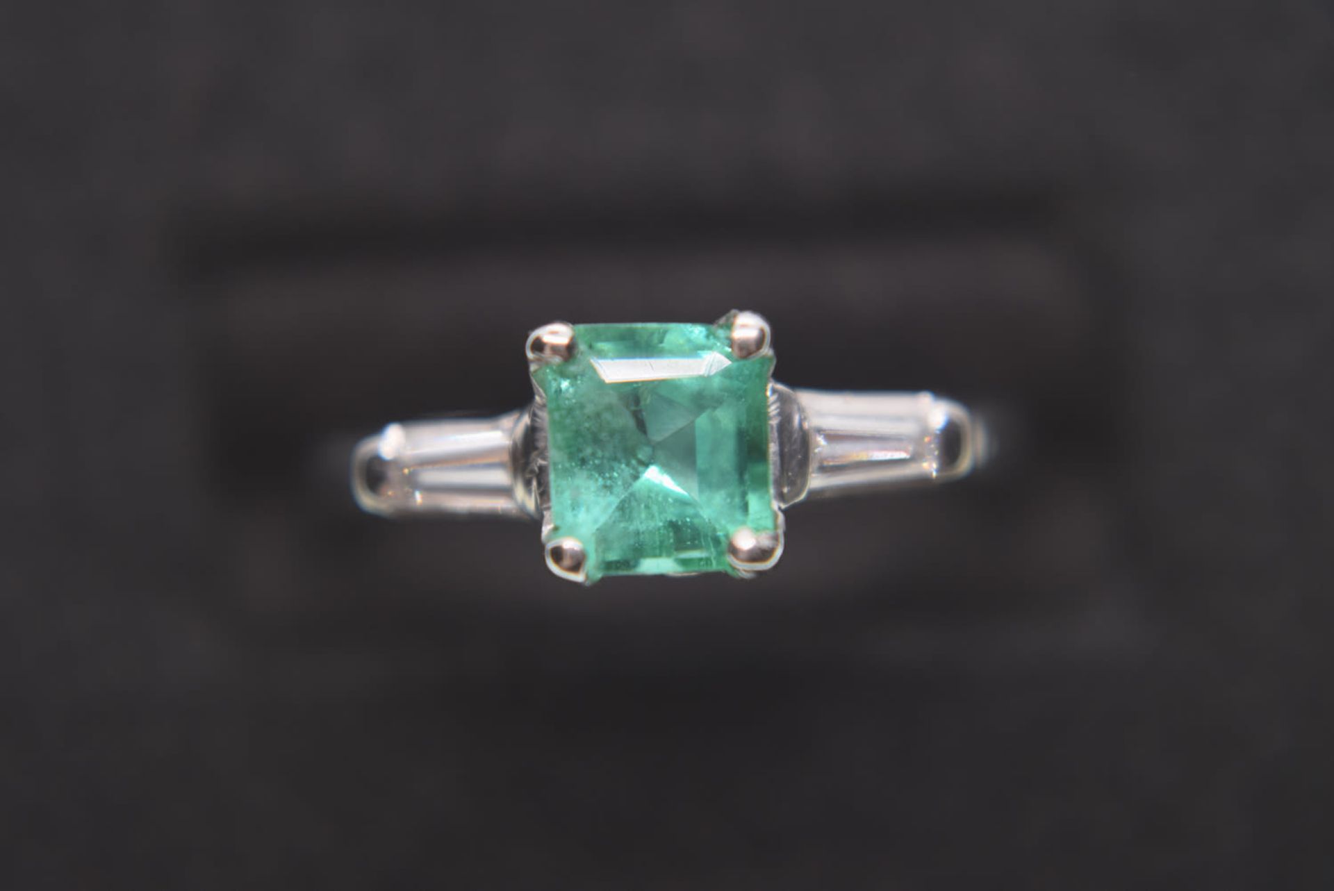 PLATINUM EMERALD AND DIAMOND RING APPROX 1.00CT GREEN EMERALD CENTRE (BAGUETTE DIAMONDS) - SIZE L