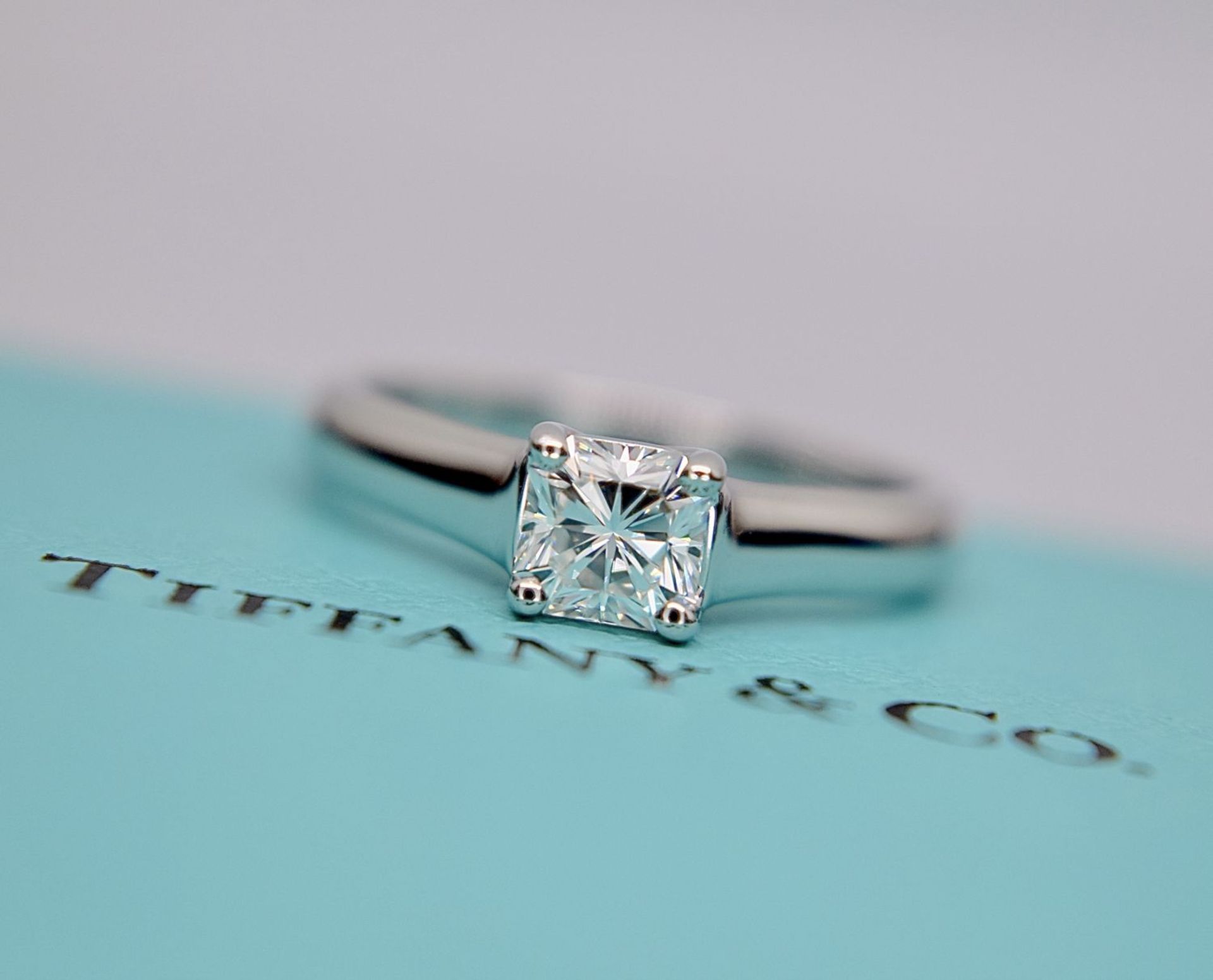 BEAUTIFUL DIAMOND TIFFANY & CO. "LUCIDA" VVS PLATINUM SOLITAIRE (BOX & DIAMOND CERT £9,995.00)