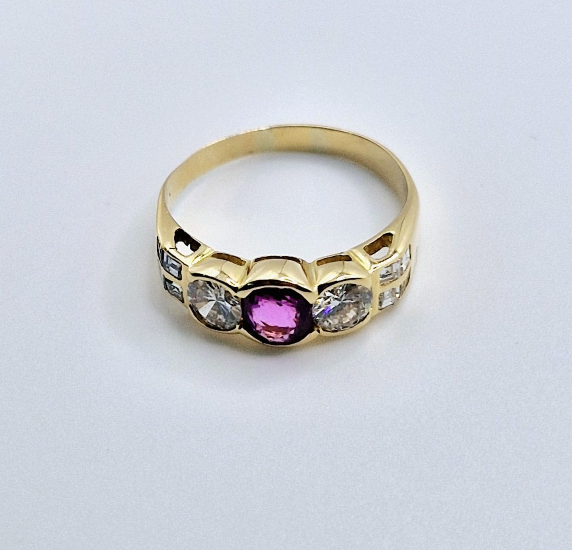 18K YELLOW GOLD - 1.70CT PINK SAPPHIRE & DIAMOND RING - £4K VALUATION - Image 3 of 4