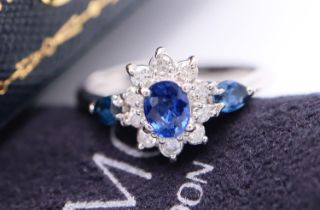 STUNNING 'VIVID BLUE' SAPPHIRE & DIAMOND RING set in PLATINUM '900 PT.'