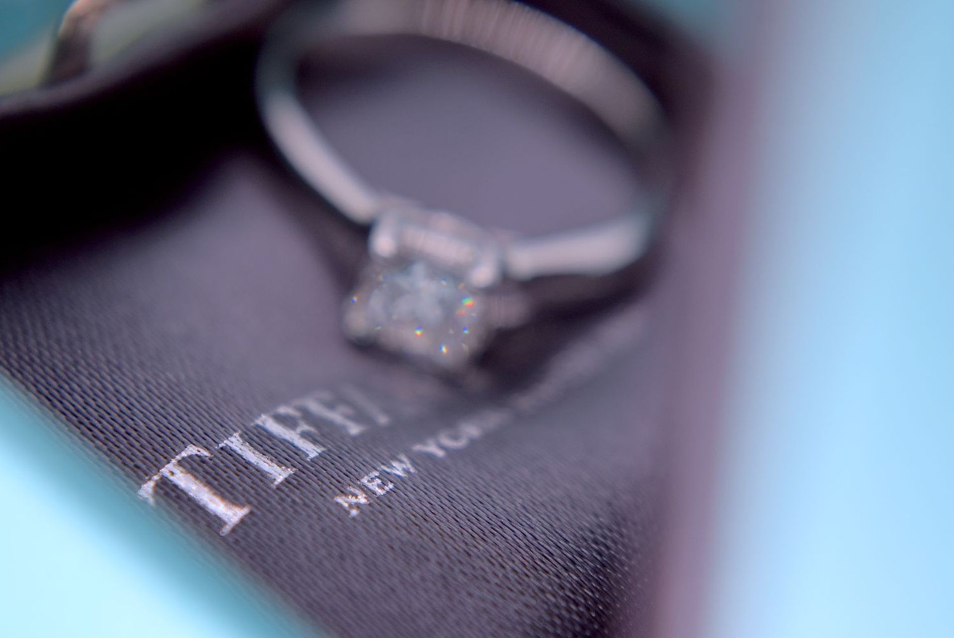 BEAUTIFUL DIAMOND TIFFANY & CO. "LUCIDA" VVS PLATINUM SOLITAIRE (BOX & DIAMOND CERT £9,995.00) - Image 15 of 18