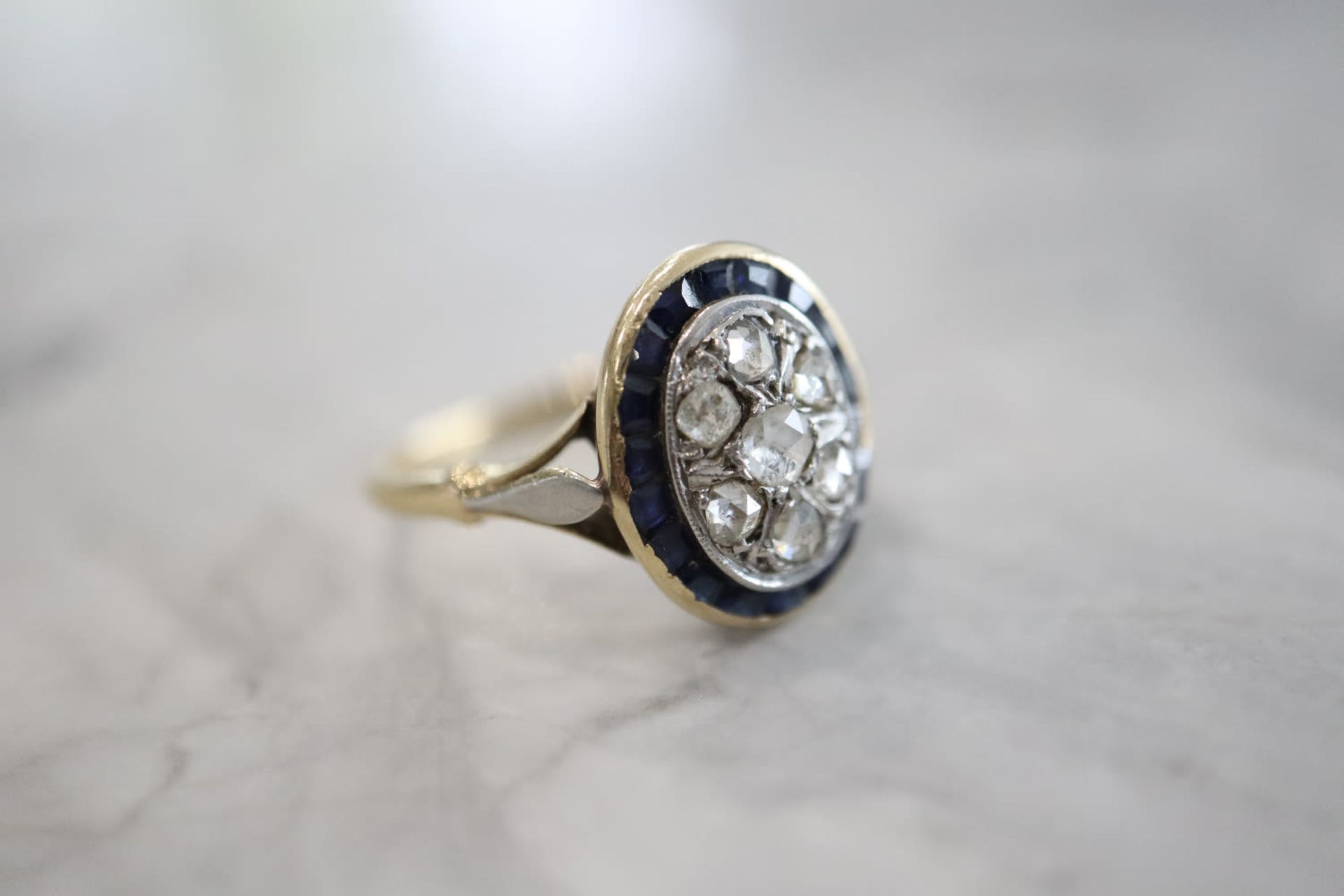 DIAMOND & SAPPHIRE RING - SIZE: O