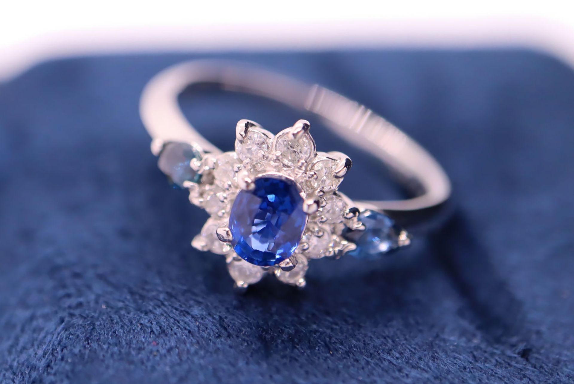 STUNNING 'VIVID BLUE' SAPPHIRE & DIAMOND RING set in PLATINUM '900 PT.' - Image 3 of 4