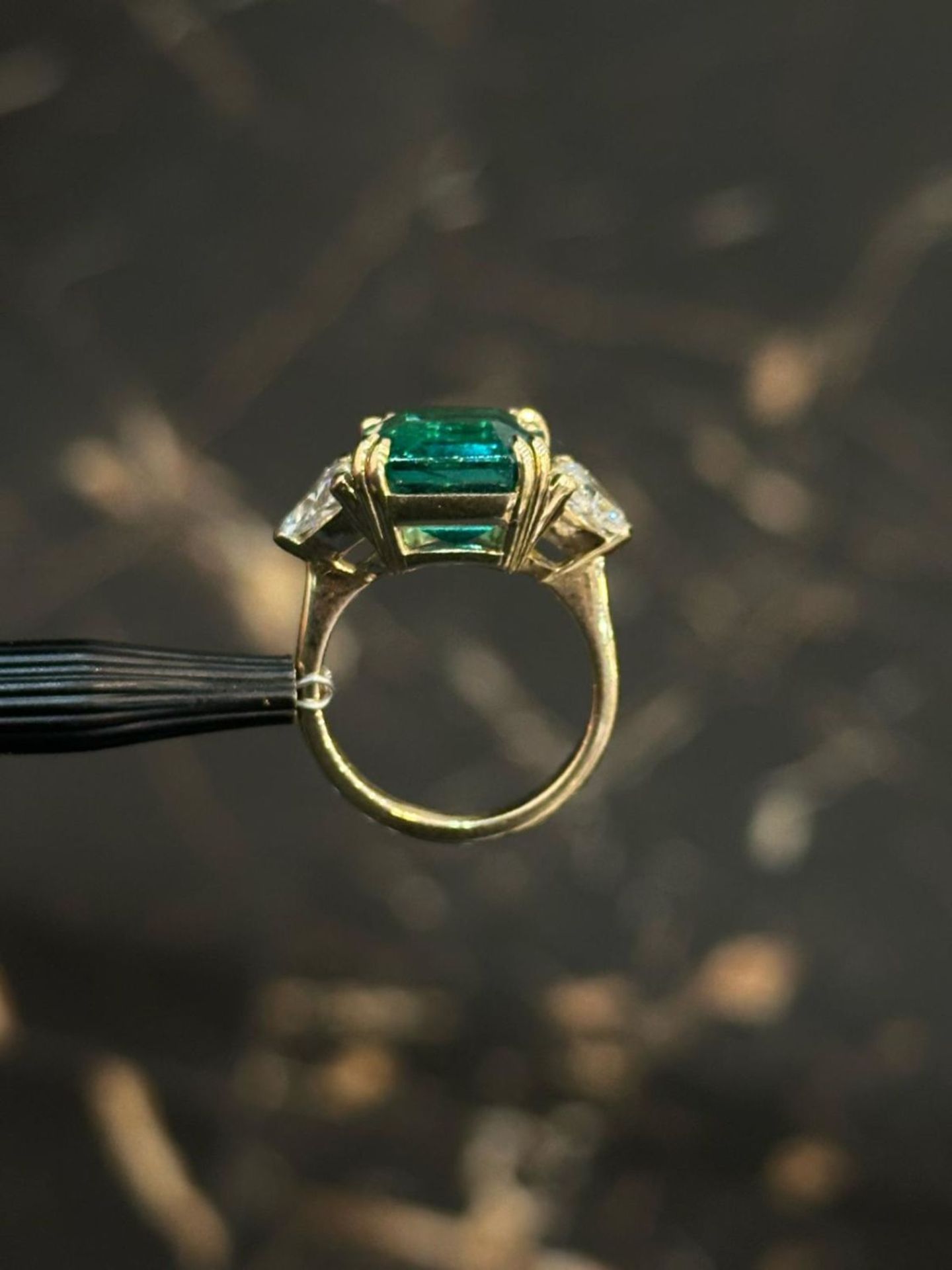 6.94ct BEAUTIFUL ZAMBIAN NATURAL EMERALD / 1.02CT DIAMOND / 18K YELLOW GOLD SETTING - Image 2 of 6