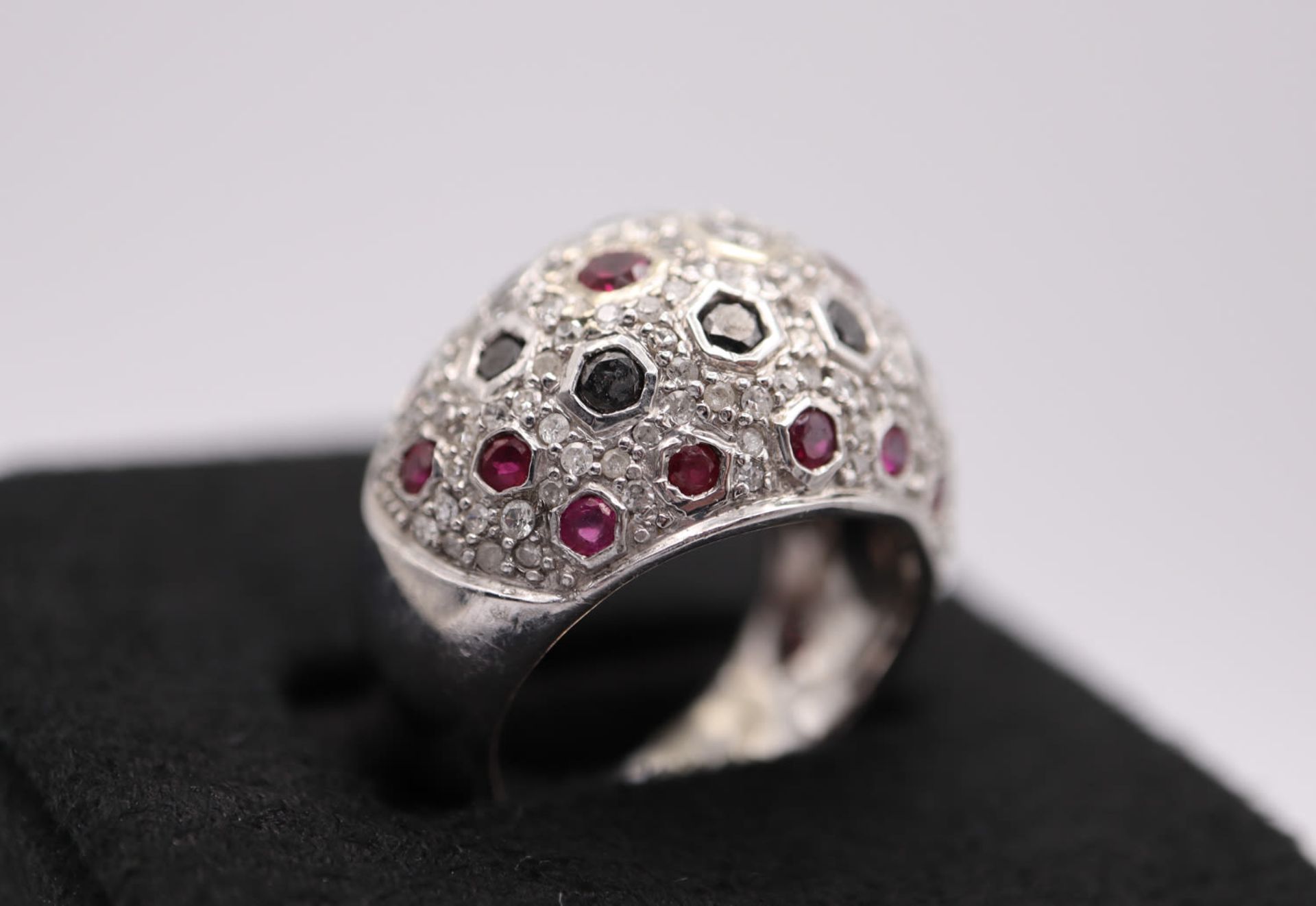 18K GOLD RING with RUBIES & DIAMONDS - UK SIZE: M - Image 2 of 5