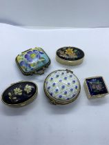 FIVE ASSORTED ORNATE DECORATIVE TRINKET/ PILL BOXES