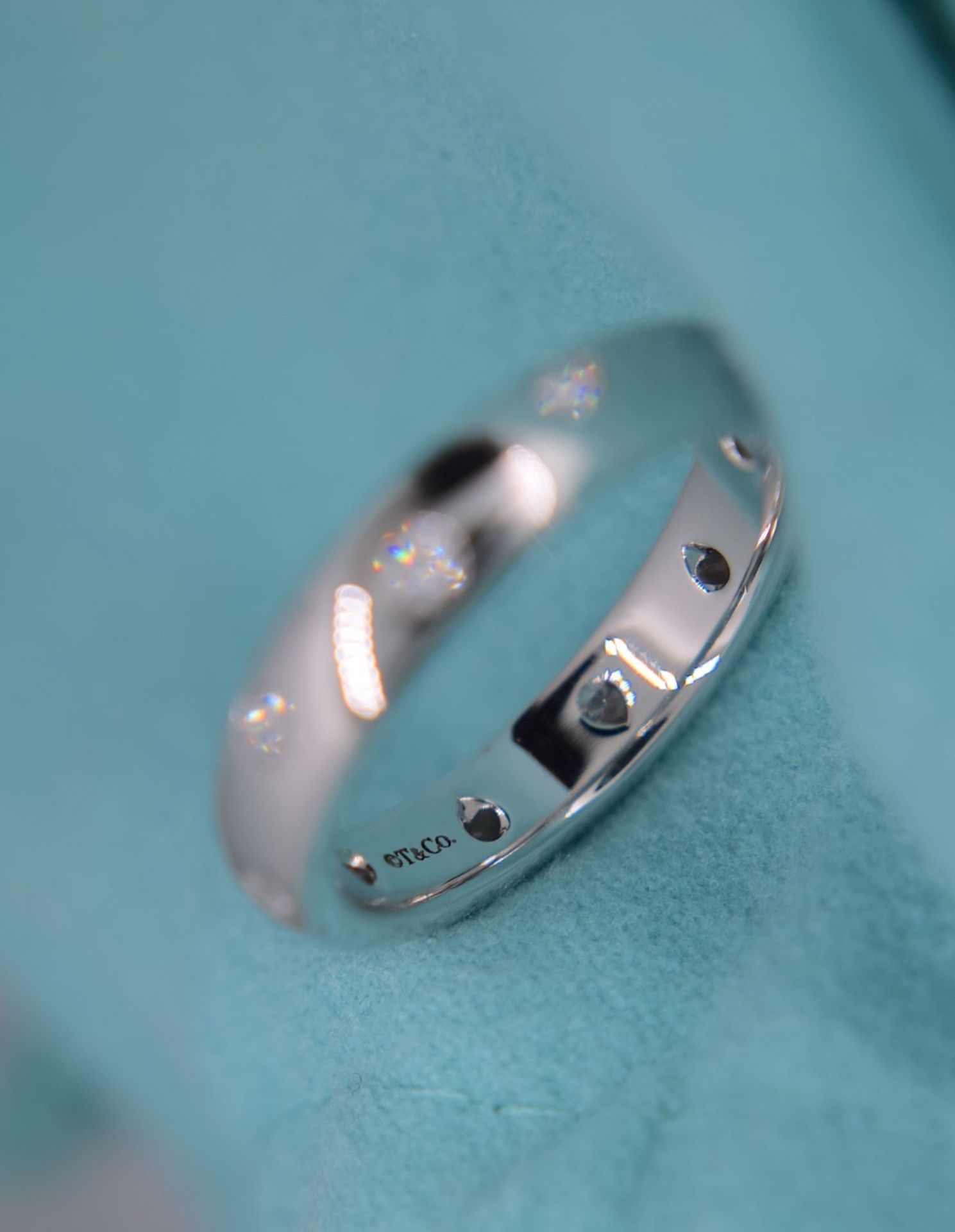 VVS TIFFANY & CO. PLATINUM "ETOILE" DIAMOND BAND RING (BOXED & DIAMOND CERT £3,995.00) - Image 8 of 9