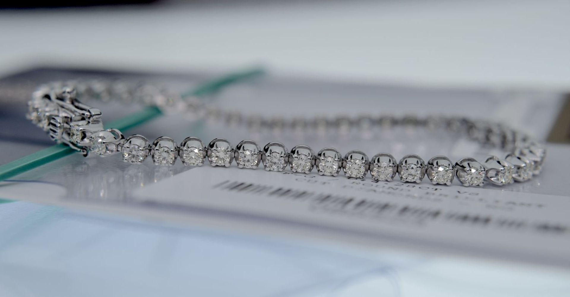 STUNNING 4.28ct White Gold Diamond Tennis Bracelet (*VS - F/G* Clarity & Colour) - Certificate & Box