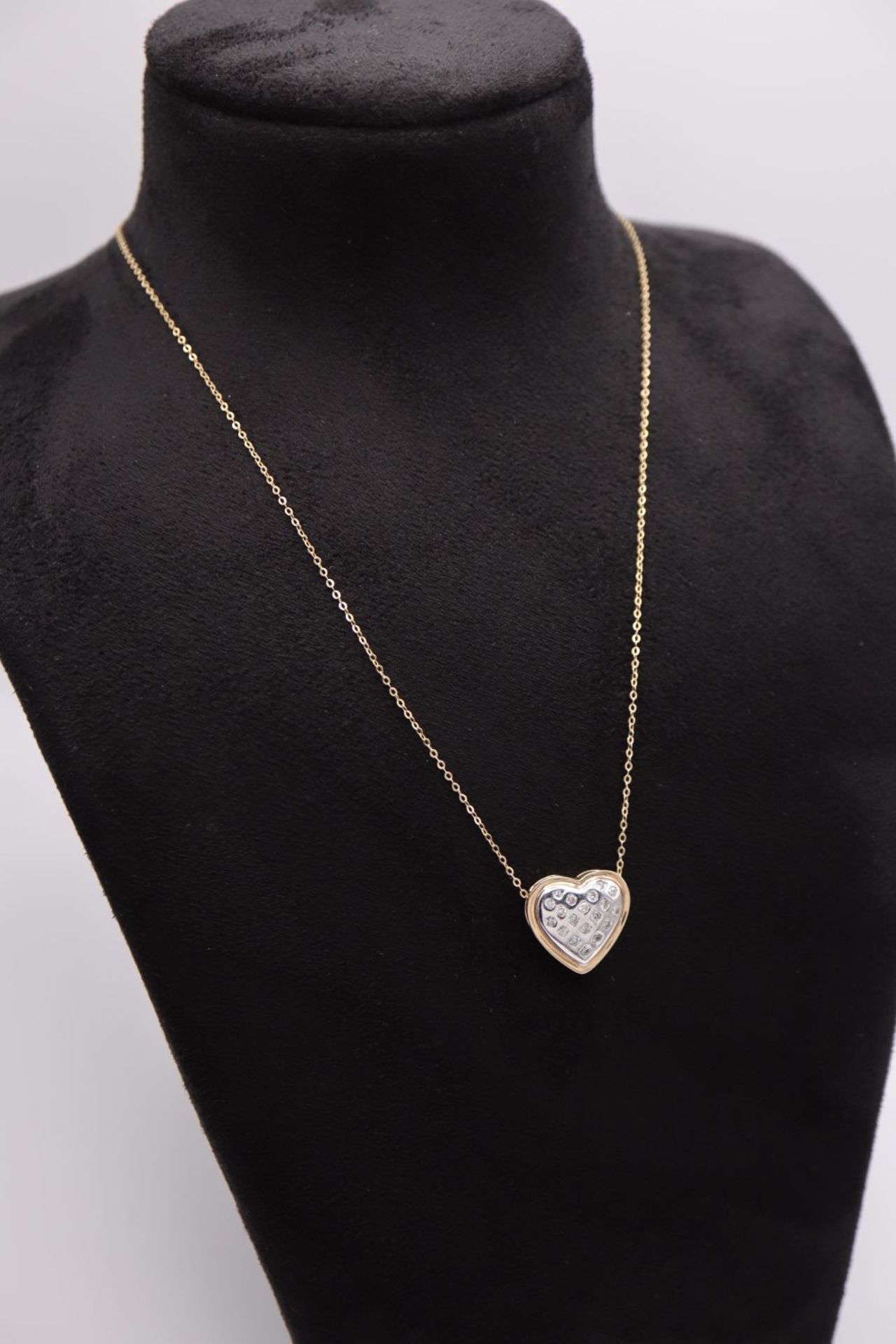 0.50CT DIAMOND 'HEART SHAPE' PENDANT in 9K '375' GOLD SETTING & CHAIN - Image 2 of 5