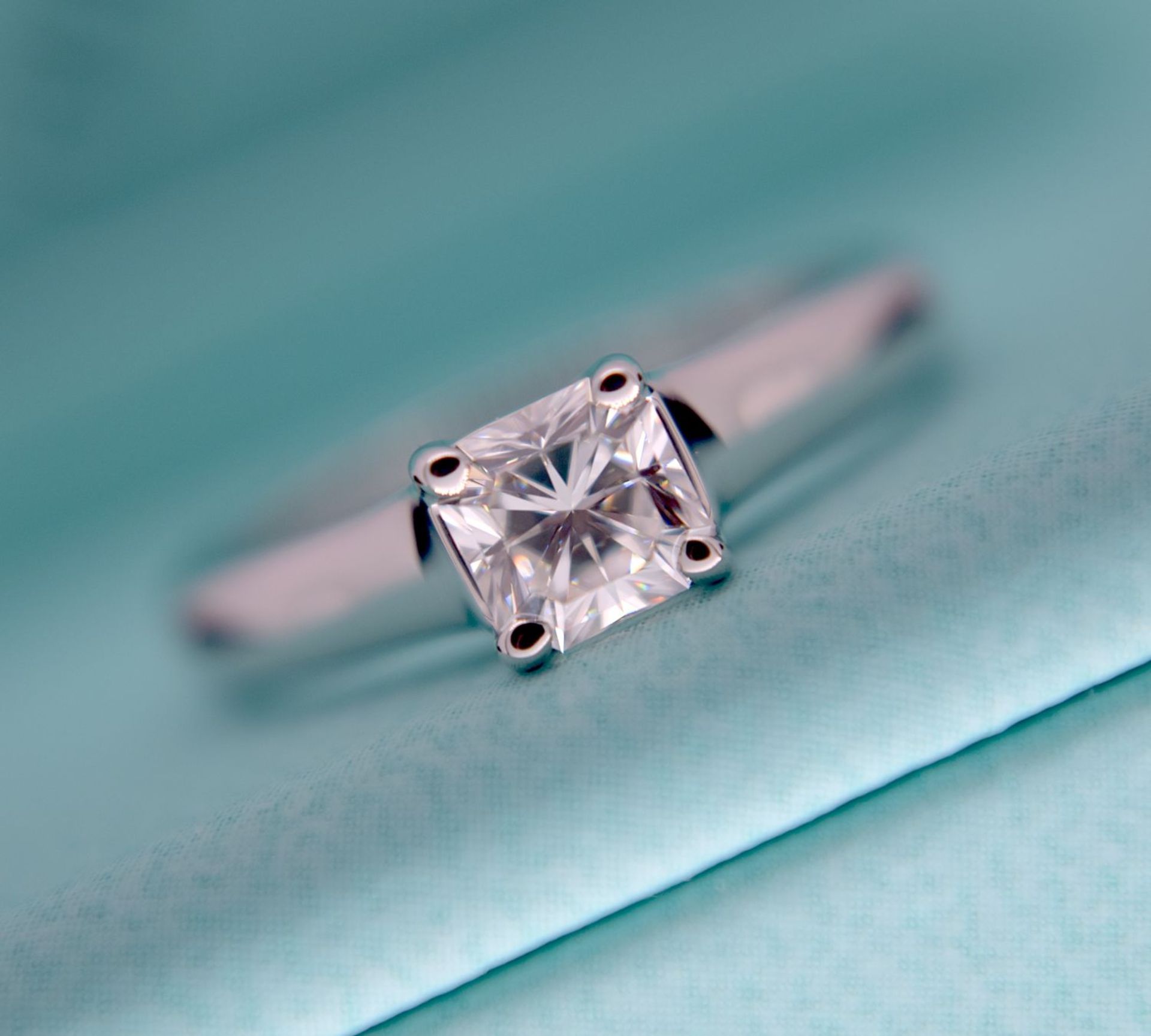 BEAUTIFUL DIAMOND TIFFANY & CO. "LUCIDA" VVS PLATINUM SOLITAIRE (BOX & DIAMOND CERT £9,995.00) - Image 10 of 18