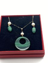 9ct GOLD PEARL AND MALACHITE PENDANT WITH MATCHING EARRINGS