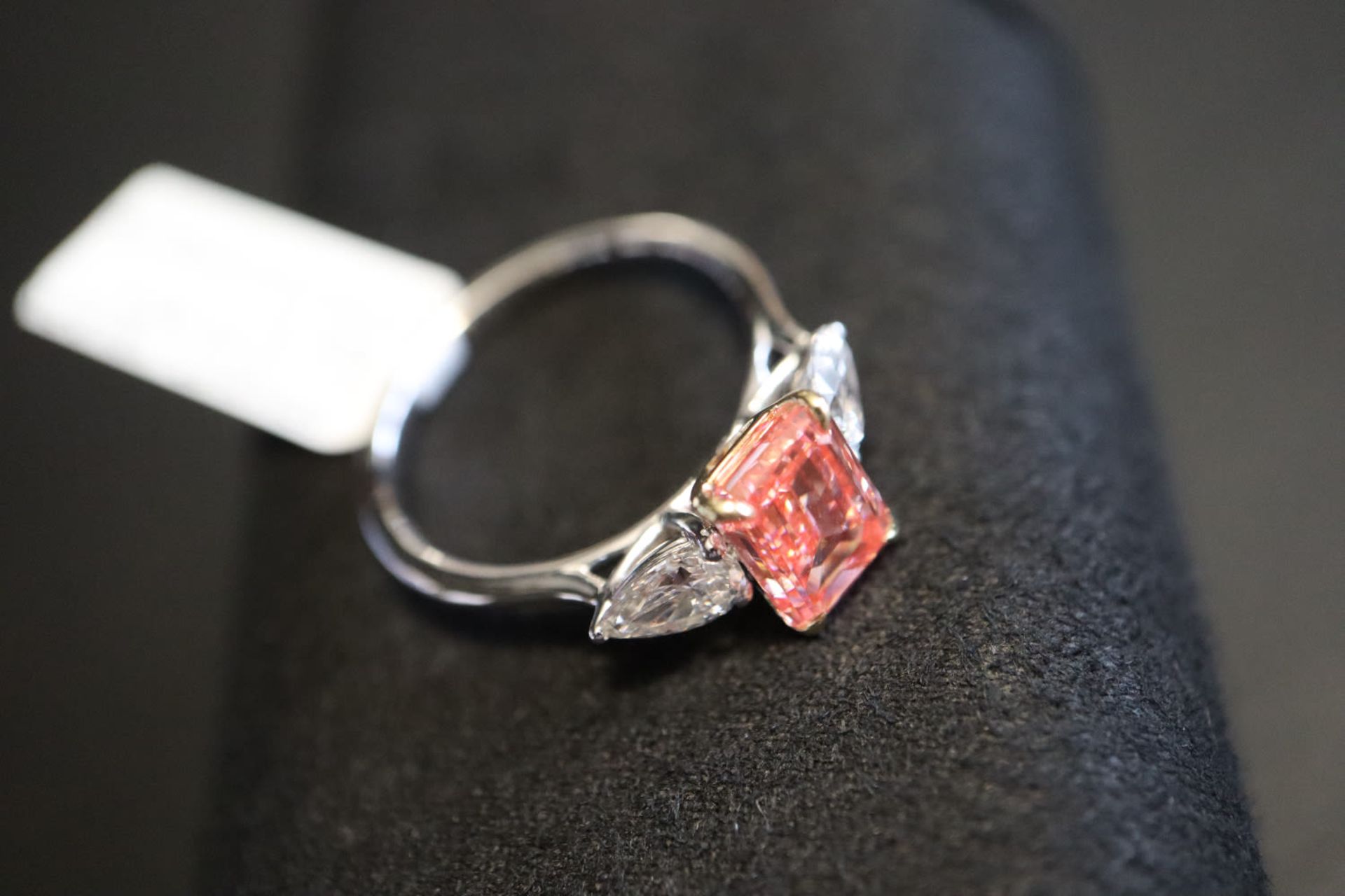 2.71CT PINK & WHITE DIAMOND TRILOGY RING, set in '950' PLATINUM MOUNT (EMERALD & PEAR CUTS) - Image 8 of 14