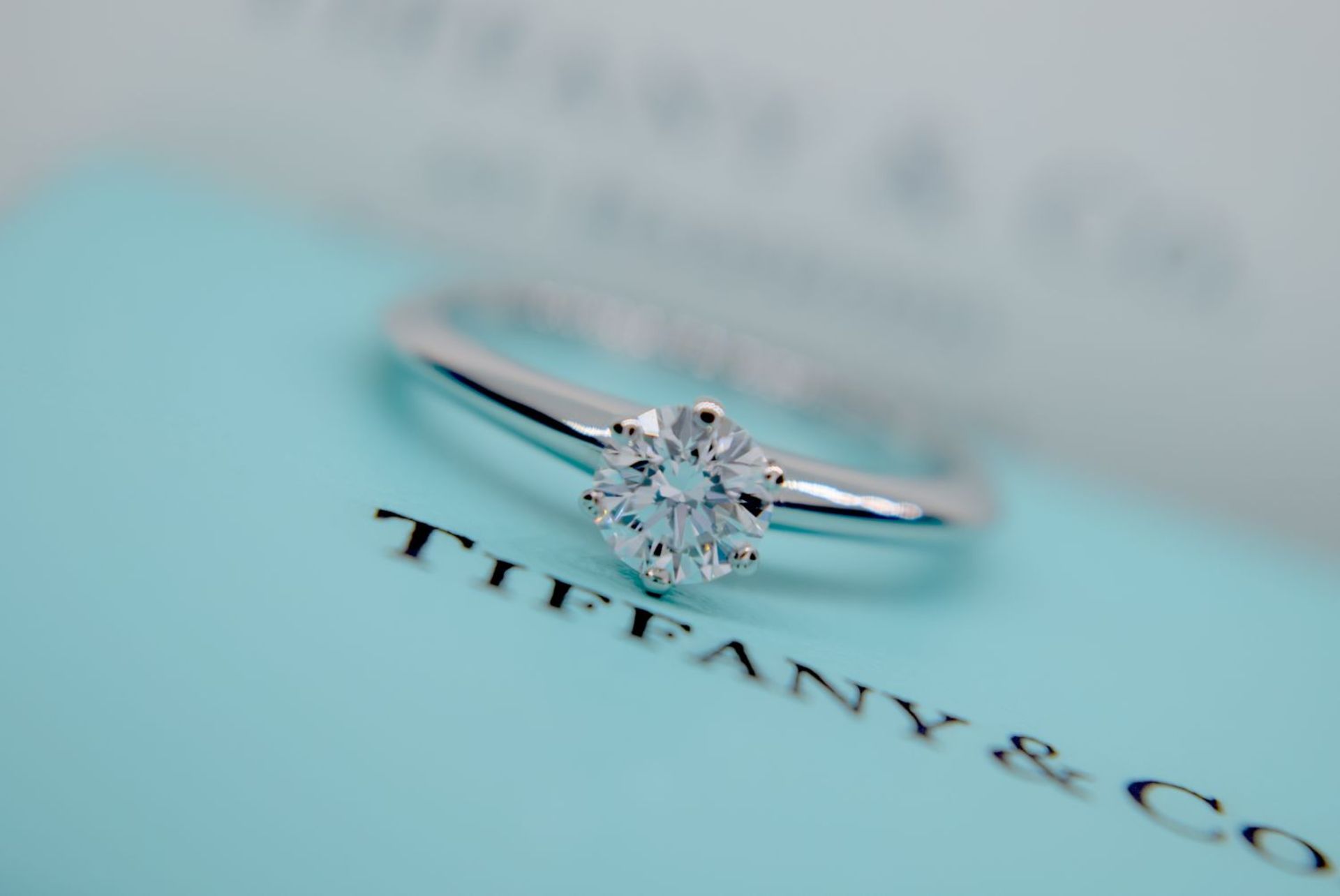 *HARRODS* TIFFANY & CO PLATINUM VVS2 DIAMOND SOLITAIRE RING ""THE TIFFANY SETTING®"" - BOX & CERT - Image 6 of 17