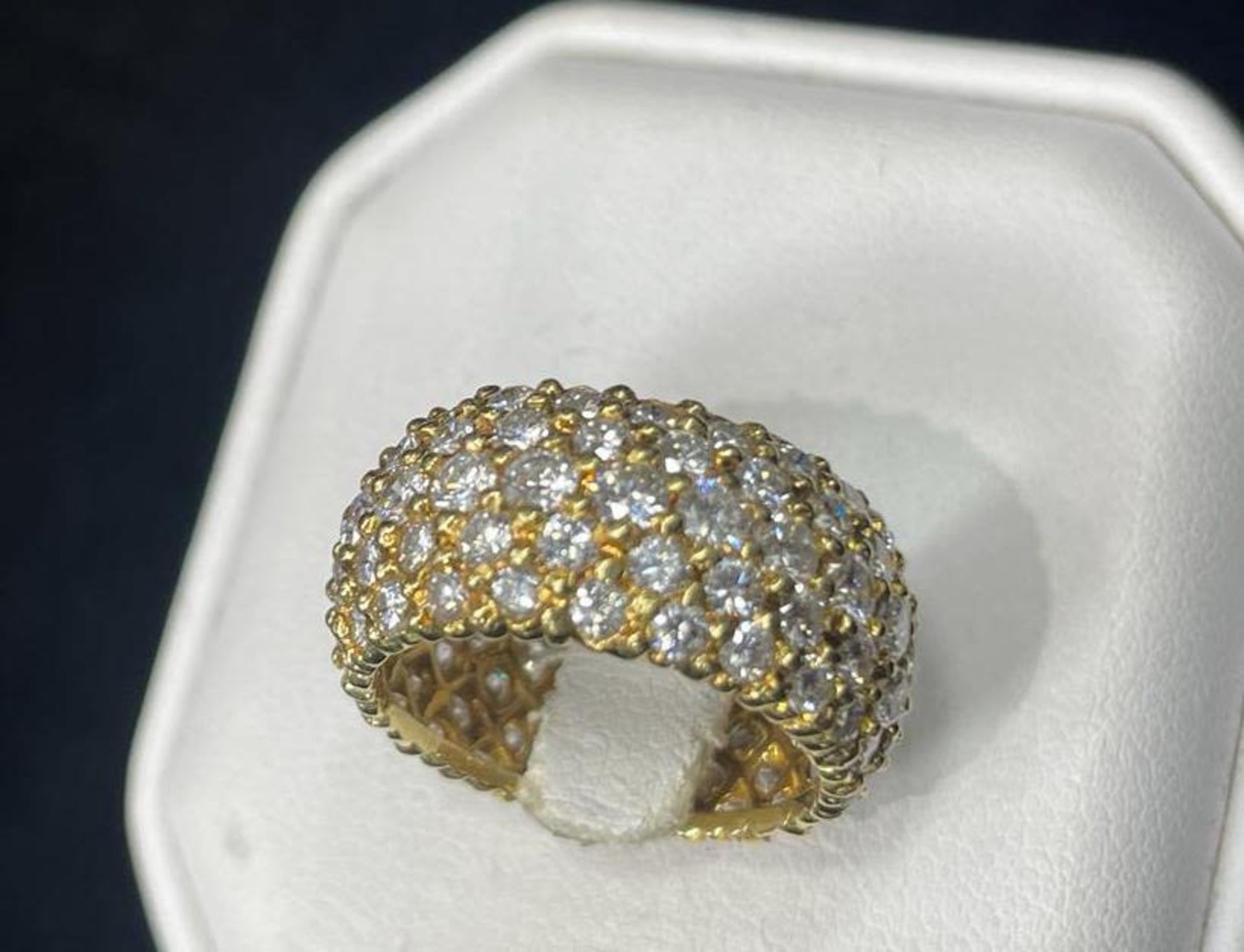 4.40CT DIAMOND RING (ROUND BRILLIANT CUT) - SET IN YELLOW GOLD (TOTAL WEIGHT: 7.90g)